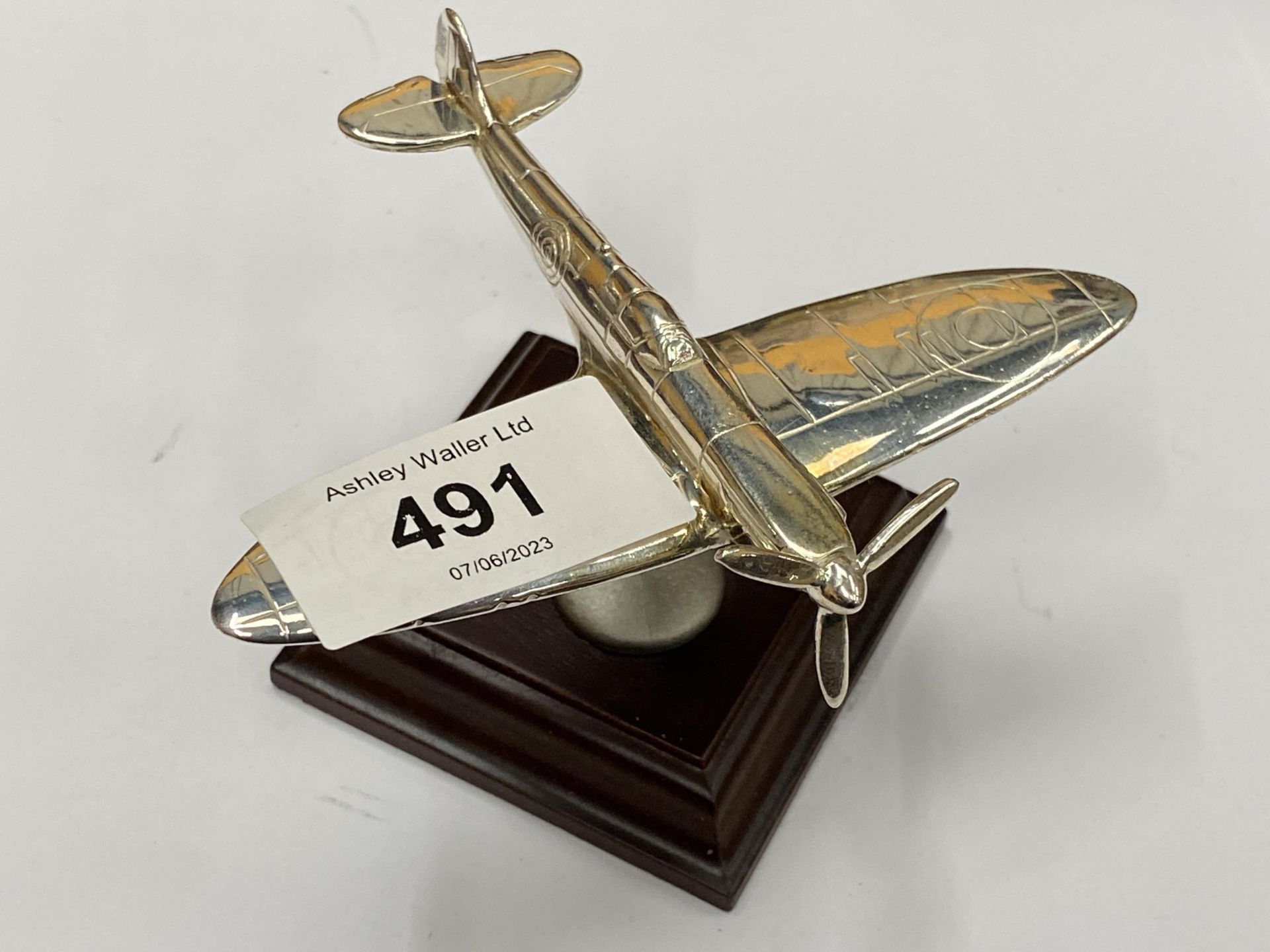 A SMALL CHROME EFFECT MODEL OF A SPITFIRE AEROPLANE - Image 2 of 3