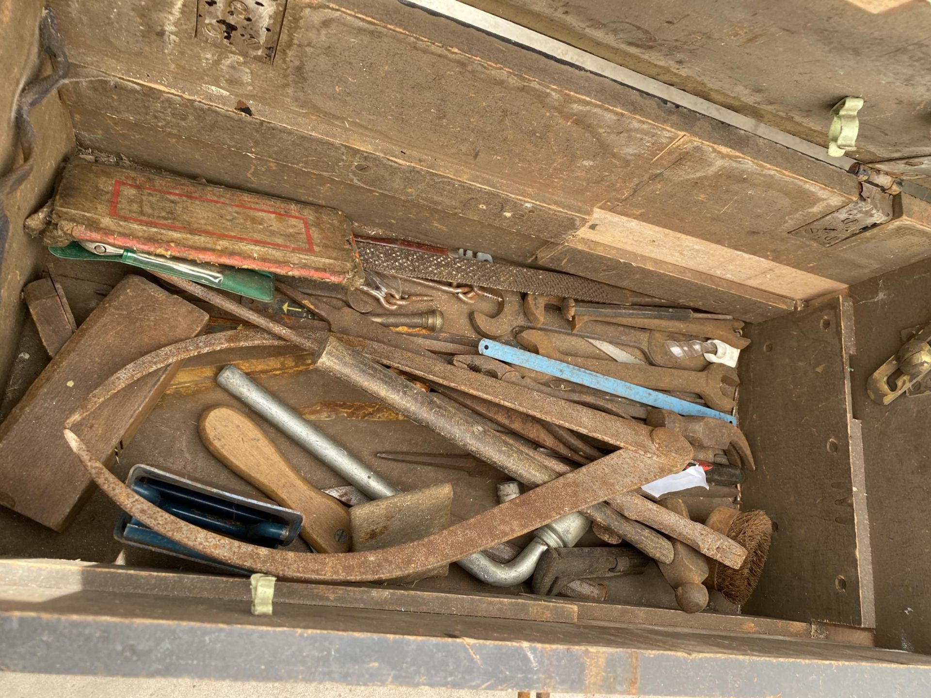 A VINTAGE WOODEN JOINERS CHEST WITH AN ASSORTMENT OF TOOLS TO INCLUDE HAMMERS AND CHISELS ETC - Bild 4 aus 4