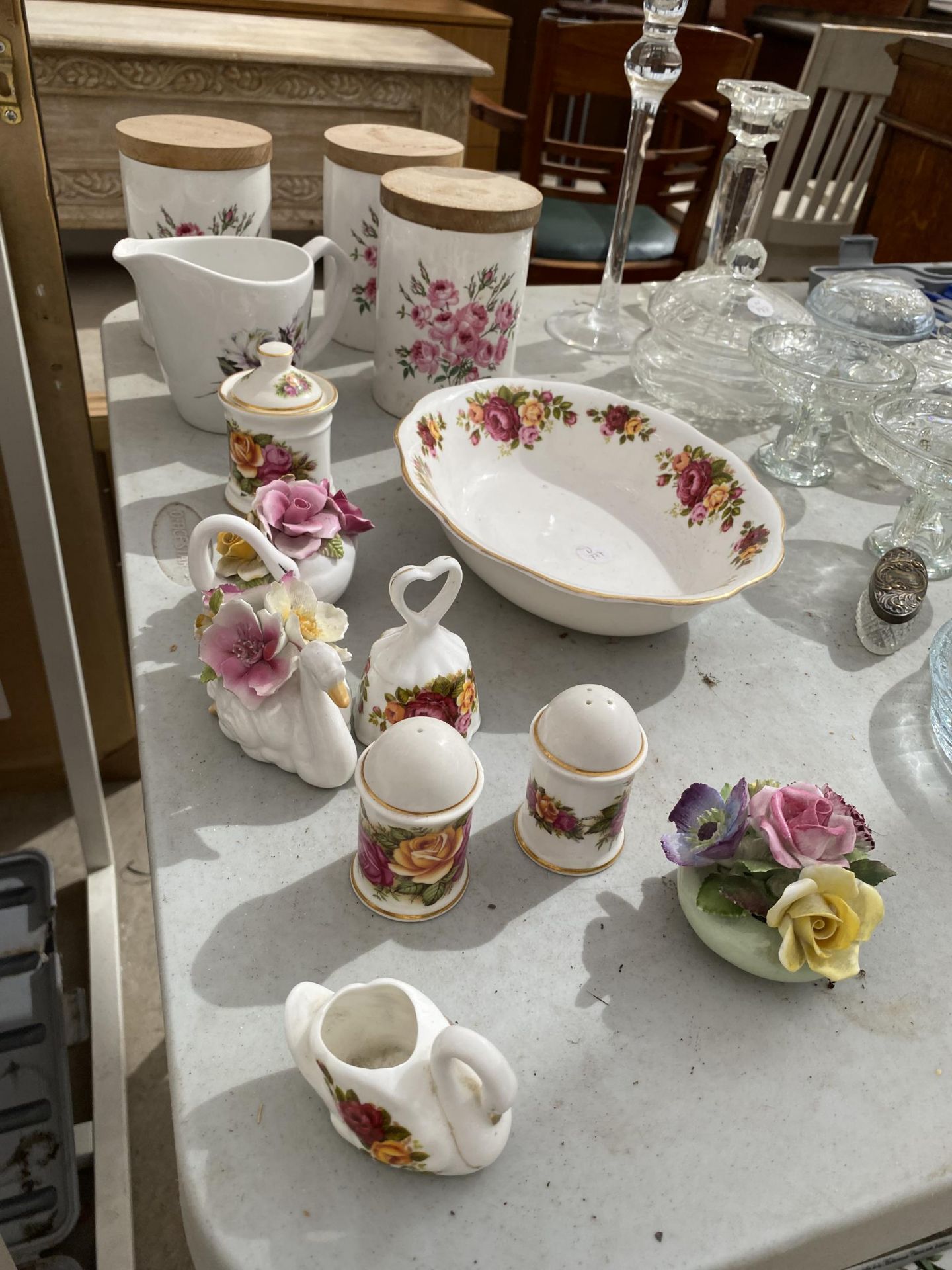AN ASSORTMENT OF GLASS AND CERAMIC ITEMS TO INCLUDE CRUET SET, CADDIES AND CANDLESTICKS ETC - Image 2 of 3