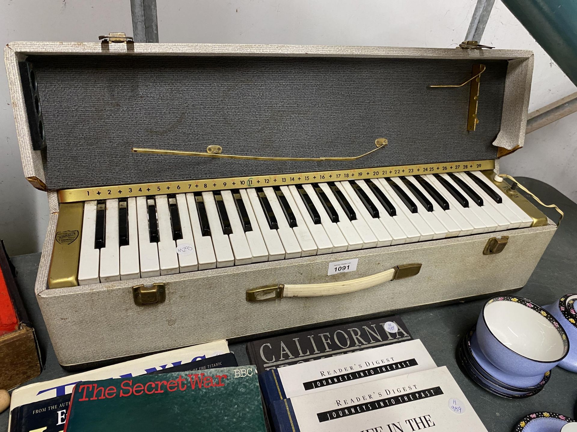 A VINTAGE HIGHAMS CASED KEYBOARD