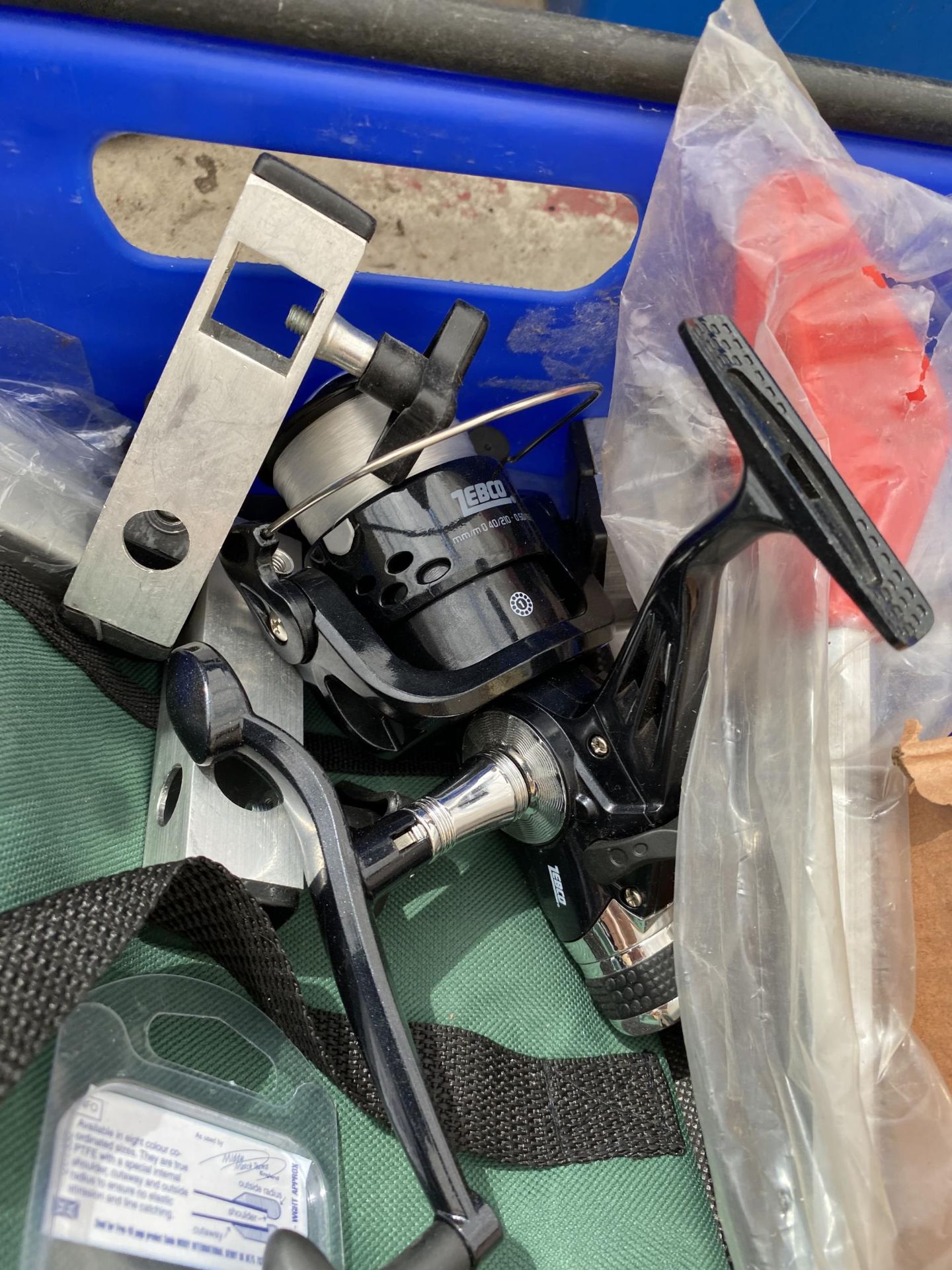 A BOX CONGTAINING AN ASSORTMENT OF FISHING TACKLE TO INCLUDE REELS, BITE INDICATORS AND ROD - Bild 3 aus 4