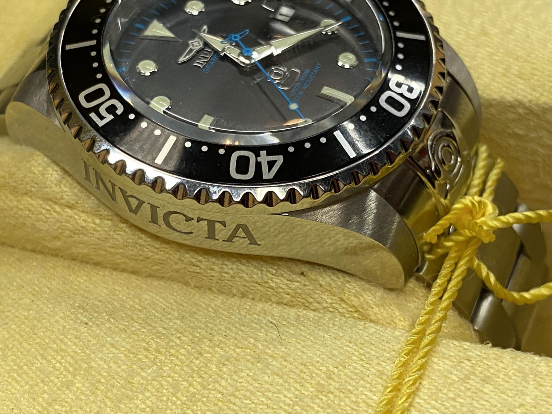 A BOXED INVICTA DIVERS GENTS WATCH, WORKING AT TIME OF CATALOGUING BUT NO WARRANTY GIVEN - Image 3 of 4
