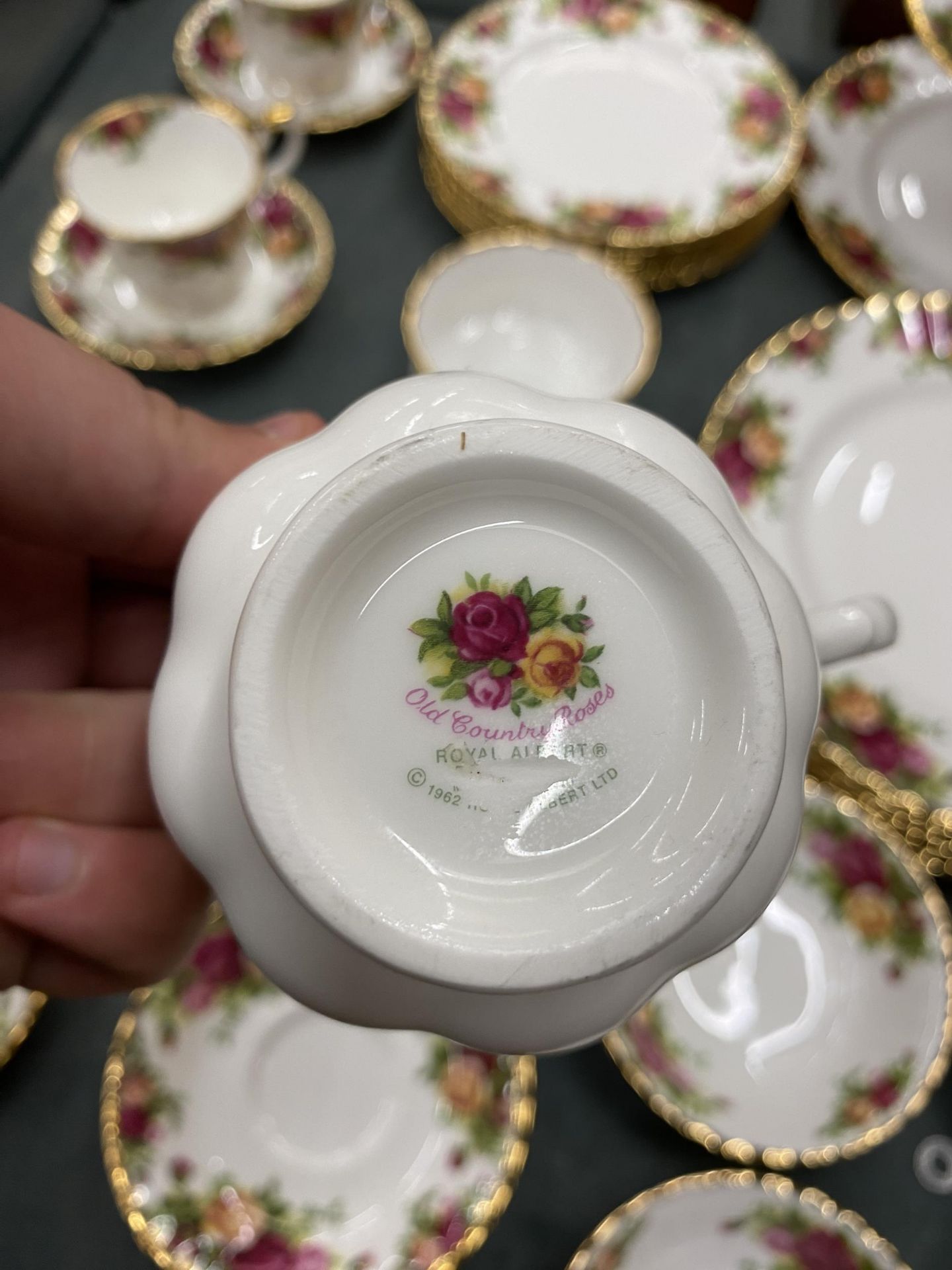 A QUANTITY OF ROYAL ALBERT 'OLD COUNTRY ROSES' TO INCLUDE DINNER PLATES, A CAKE STAND, SIDE - Bild 3 aus 3