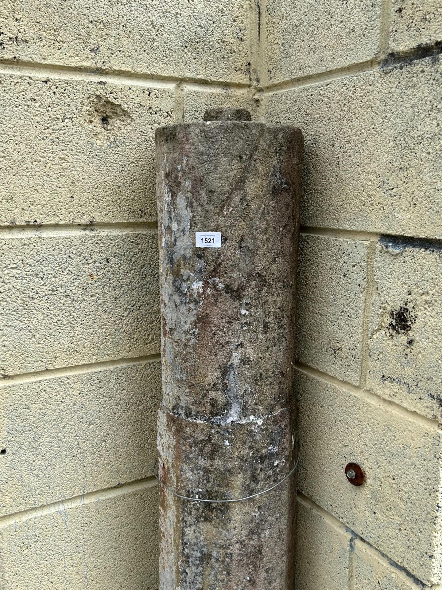 A VINTAGE INDIAN STONE TAPERED COLUMN, 69" HIGH - Image 2 of 3