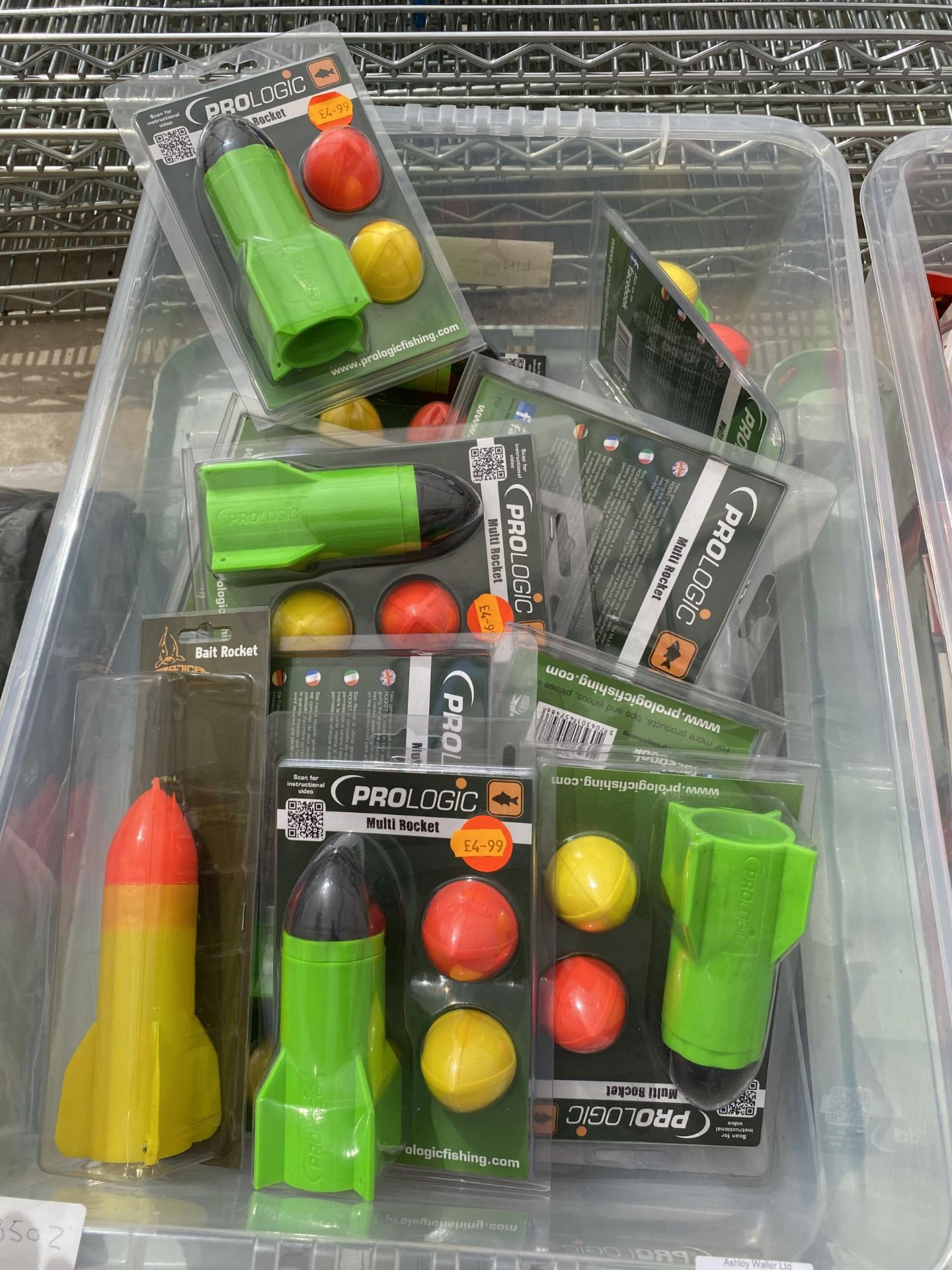 A BOX CONTAINING AN ASSORTMENT OF BAIT ROCKETS (FROM A TACKLE SHOP CLEARANCE) - Bild 2 aus 2