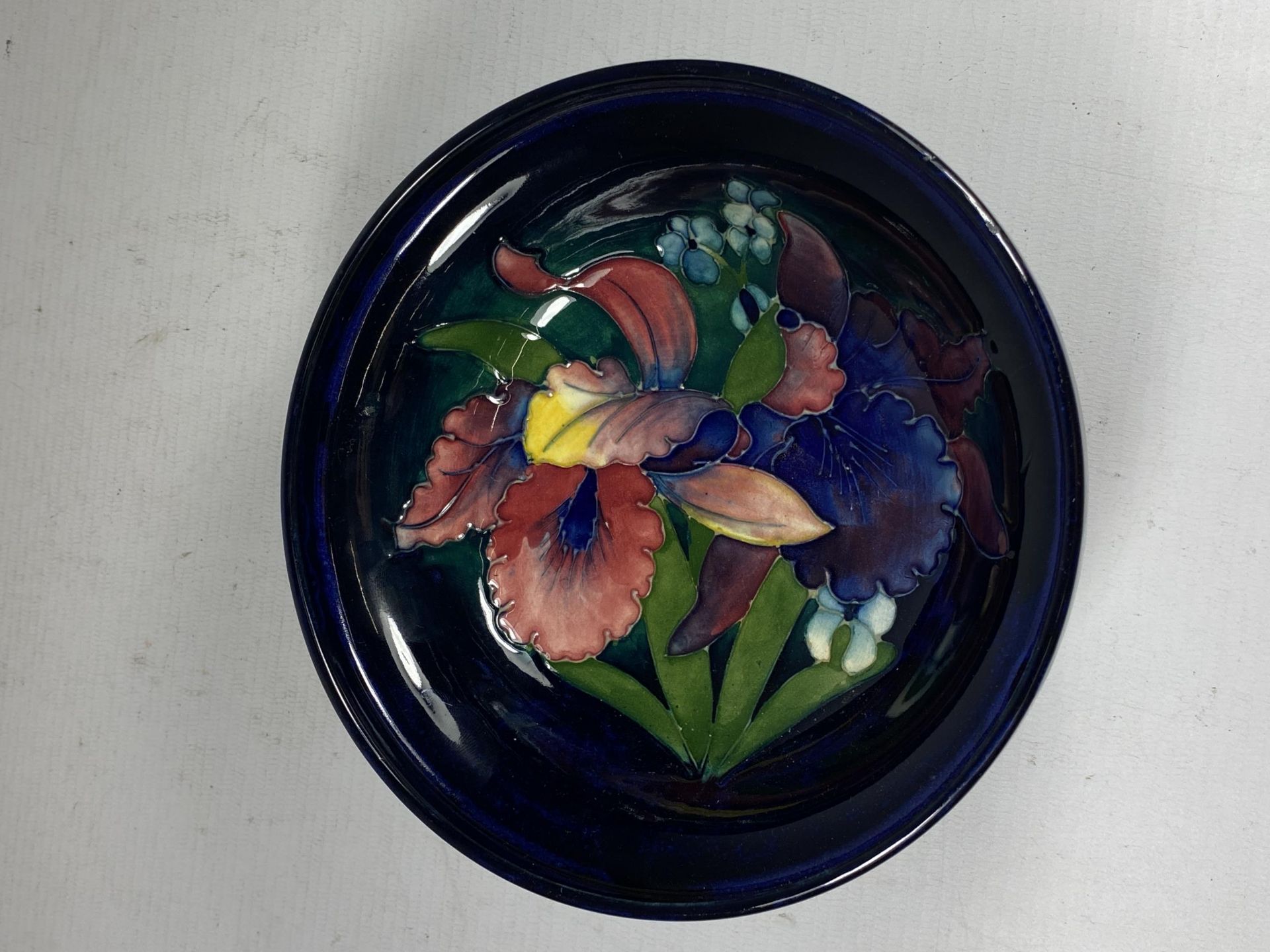 A WALTER MOORCROFT 'ORCHID' PATTERN PEDESTAL BOWL, DIAMETER 16.5CM - Image 2 of 5