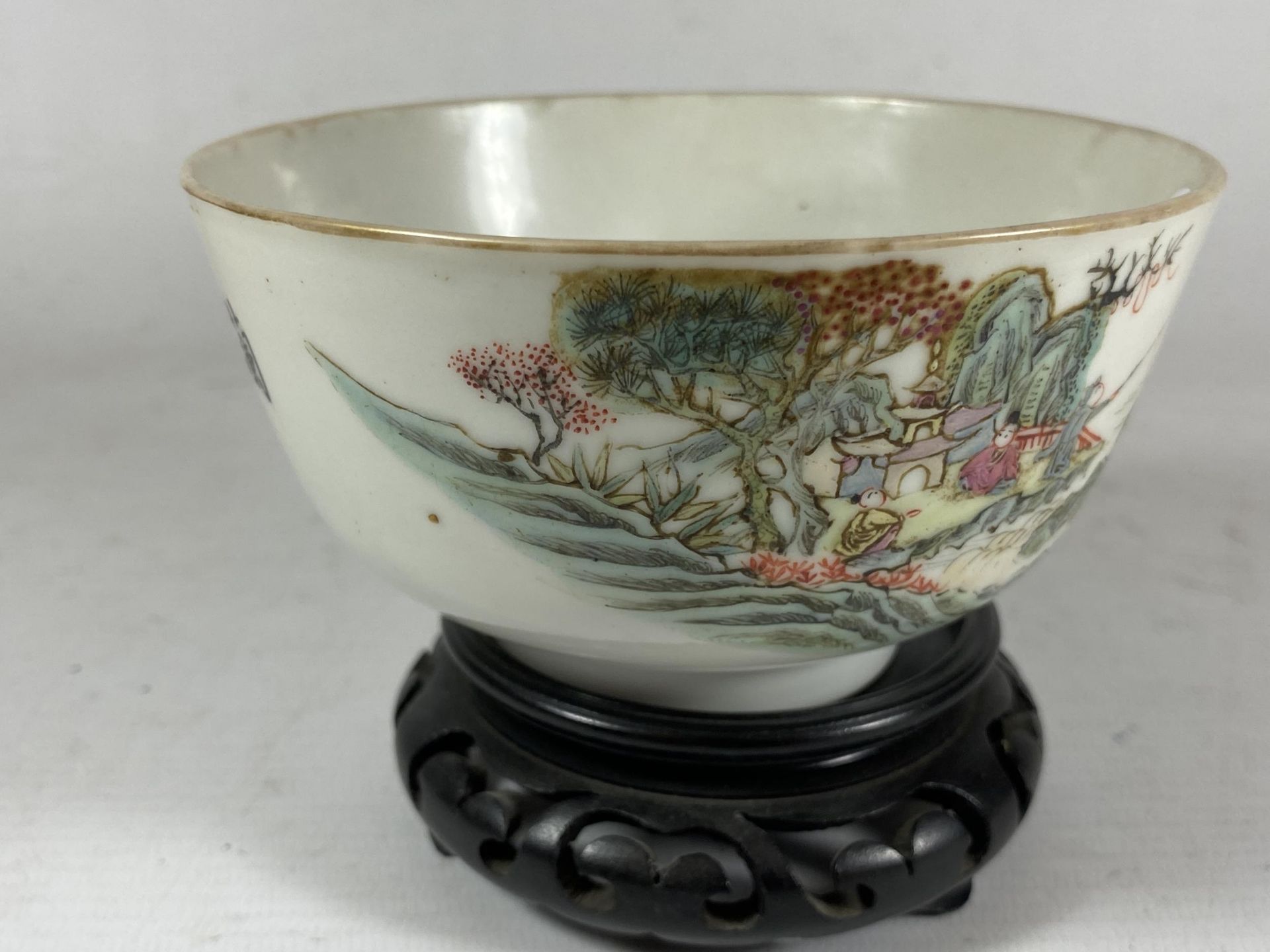 AN EARLY 20TH CENTURY CHINESE PORCELAIN BOWL ON WOODEN STAND, FOUR CHARACTER MARK TO BASE, - Image 3 of 6