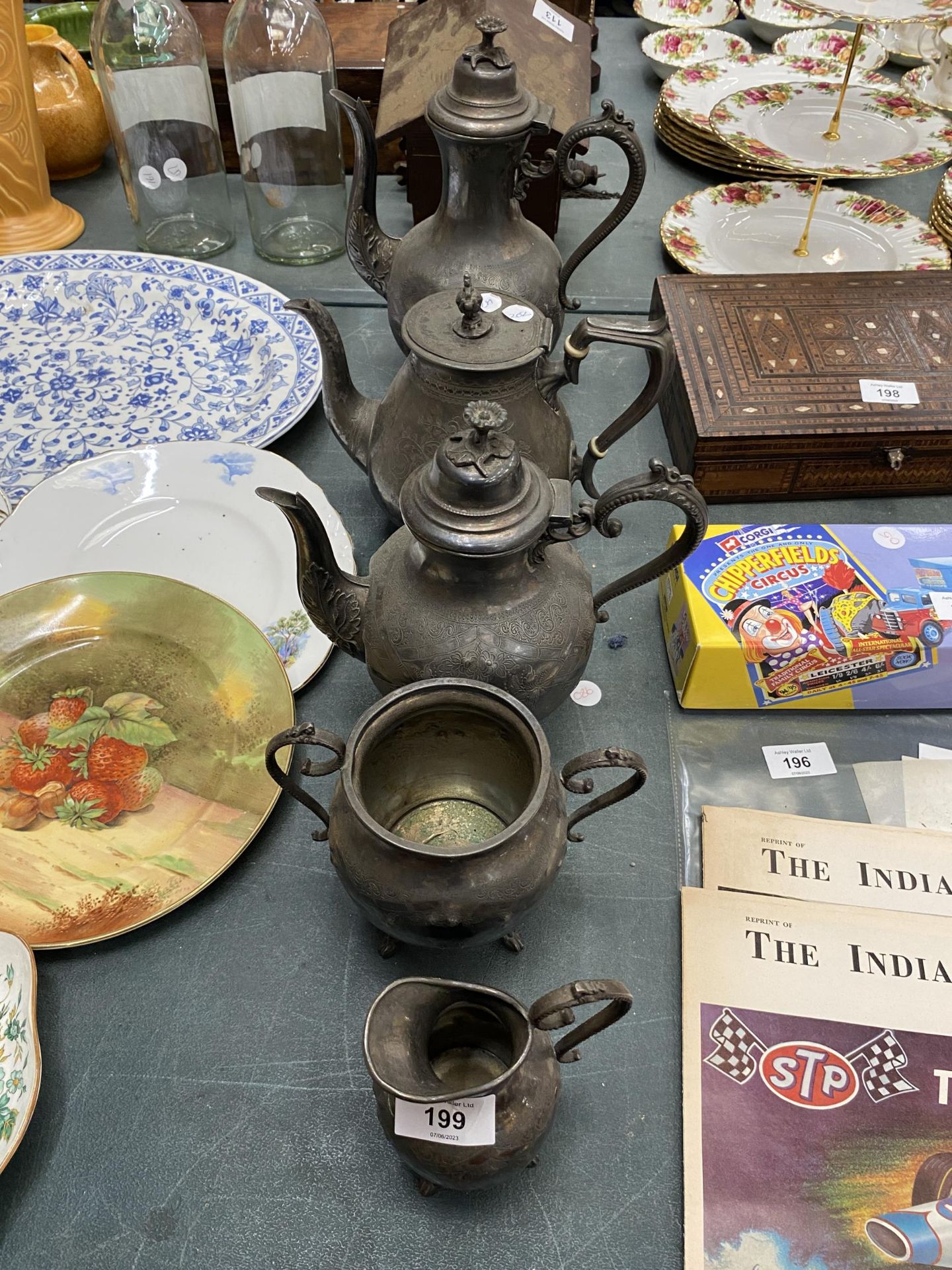 A PEWTER TEASET TO INCLUDE A COFFEE POT, TEAPOTS, CREAM JUG AND SUGAR BOWL - 5 PIECES IN TOTAL