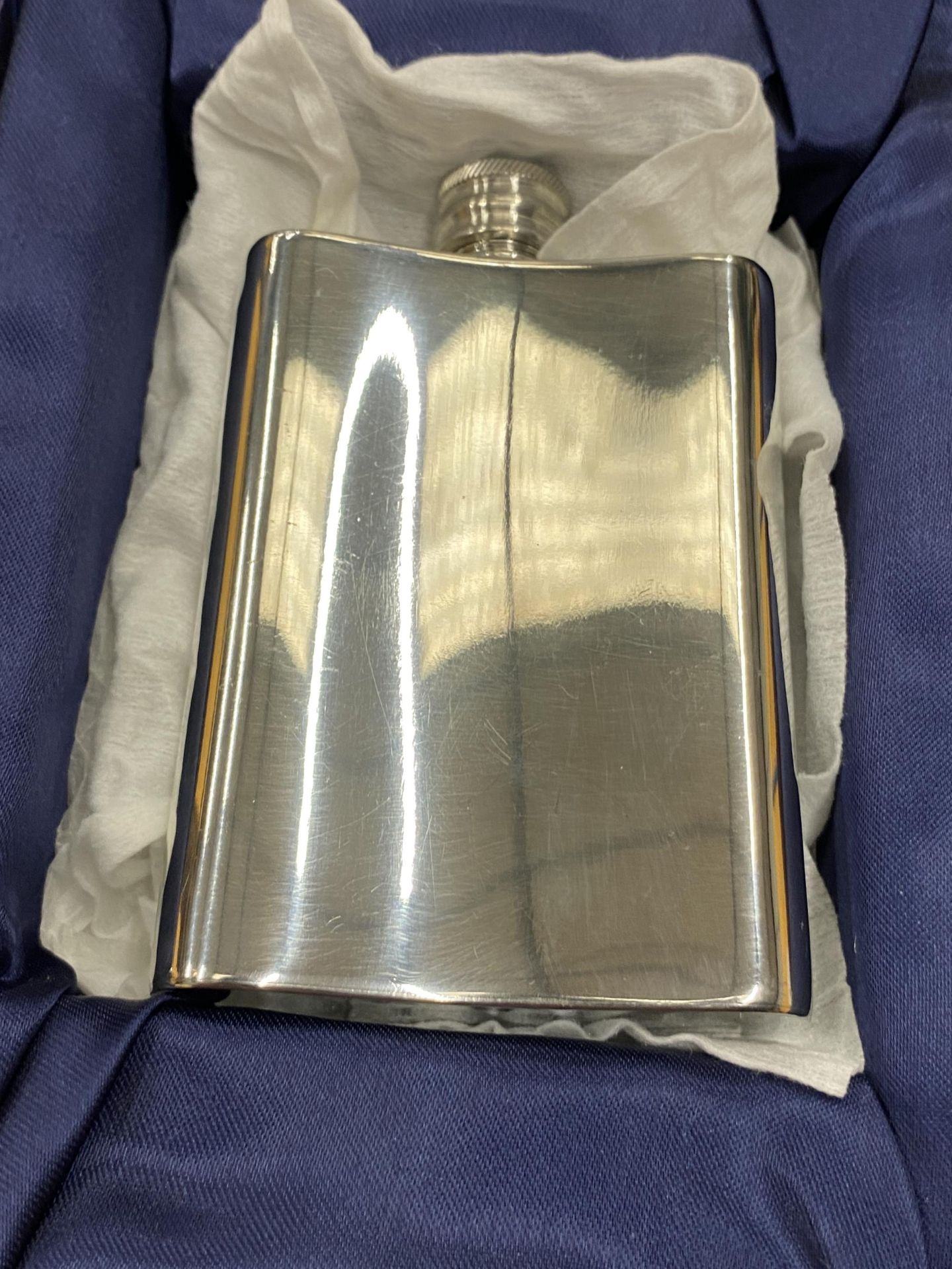 A BOXED SCOTTISH PEWTER HIP FLASK - Bild 2 aus 3