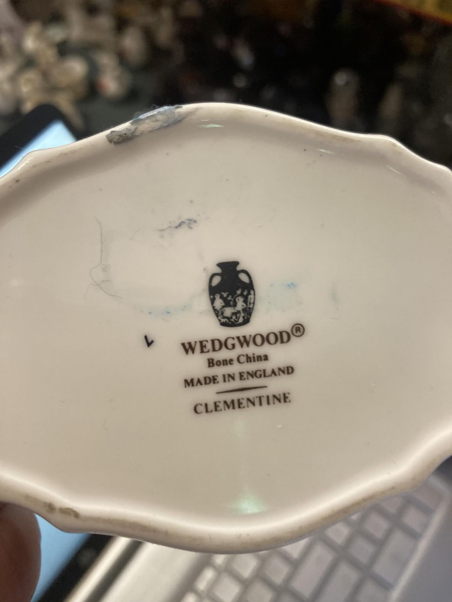 A QUANTITY OF WEDGWOOD 'ICE ROSE' AND 'CLEMENTINE' TO INCLUDE SMALL BUD VASES, A GINGER JAR, PIN - Bild 2 aus 2