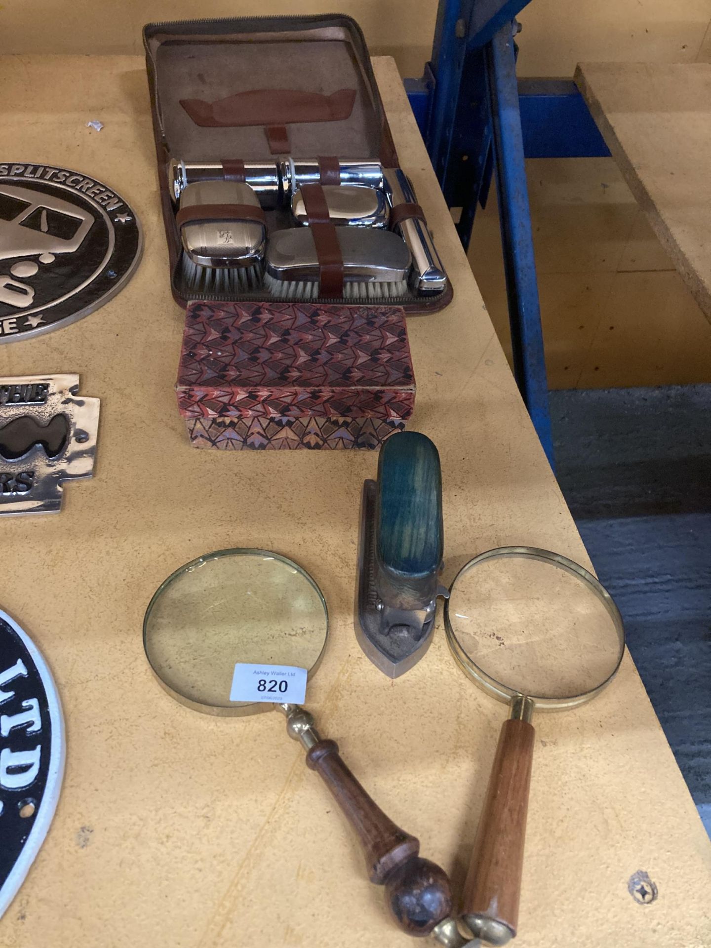 A VINTAGE GENTLEMAN'S TRAVELLING SET TOGETHER WITH TWO MAGNIFYING GLASSES, AN ANTIQUE BRITISH