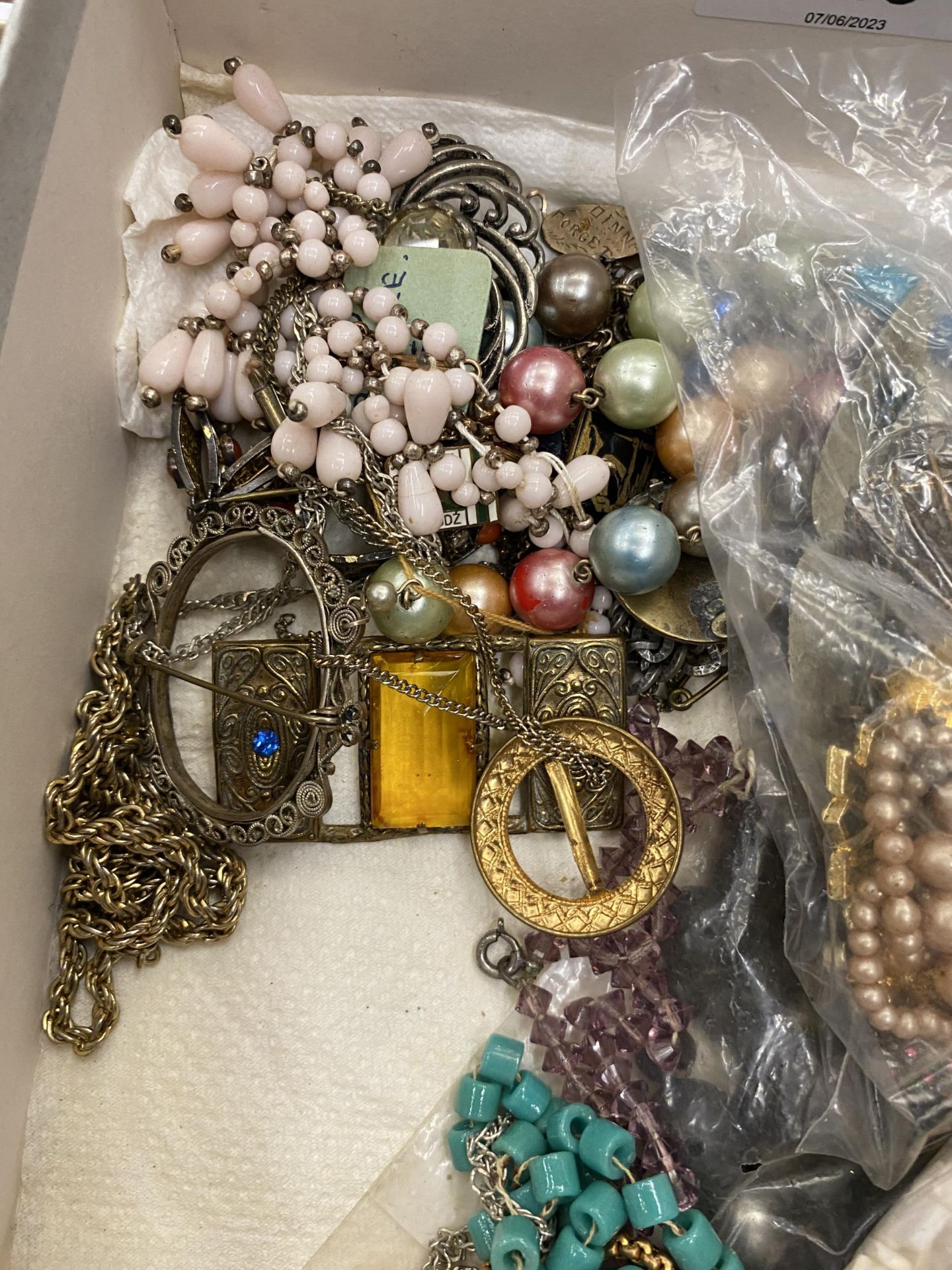 A COLLECTION OF VINTAGE COSTUME JEWELLERY AND FURTHER ITEMS, PEARL NECKLACES, PASTE JEWELLERY ETC - Image 4 of 5