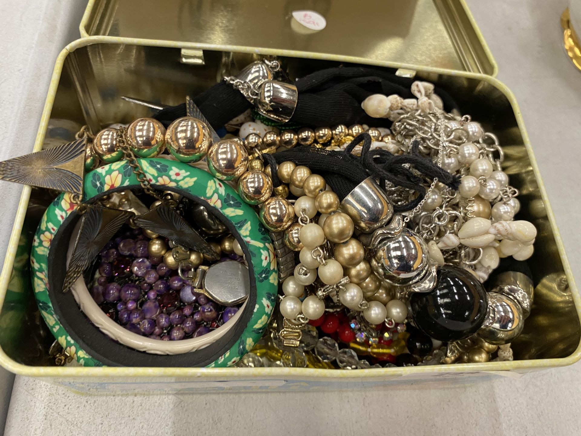 A LARGE QUANTITY OF COSTUME JEWELLERY TO INCLUDE BEADS, NECKLACES, BANGLES, ETC - Image 2 of 3