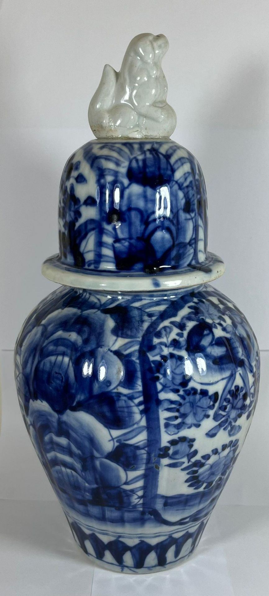 A JAPANESE MEIJI PERIOD (1868-1912) BLUE AND WHITE LIDDED TEMPLE JAR (FINIAL A/F), HEIGHT 30CM