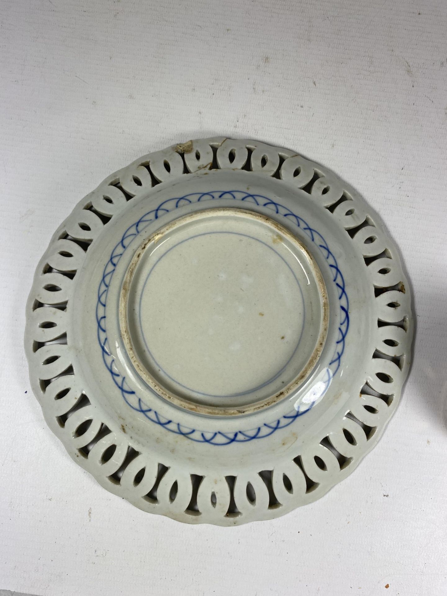 A 19TH CENTURY JAPANESE BLUE AND WHITE PIERCED RIM PLATE TOGETHER WITH A CHINESE 19TH CENTURY EXPORT - Image 5 of 5