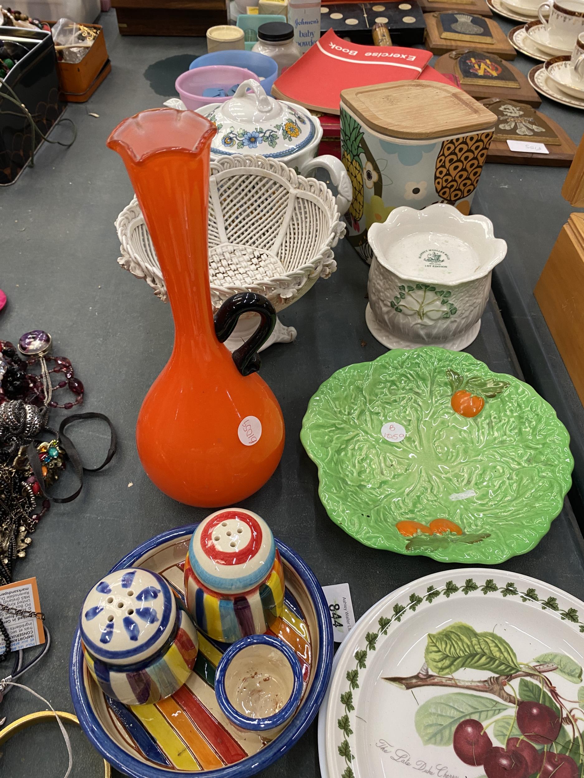 A LARGE MIXED LOT TO INCLUDE GLASS DESSERT BOWLS, PLATES, A TEAPOT, PLANTER, SMALL CERAMIC - Image 2 of 2