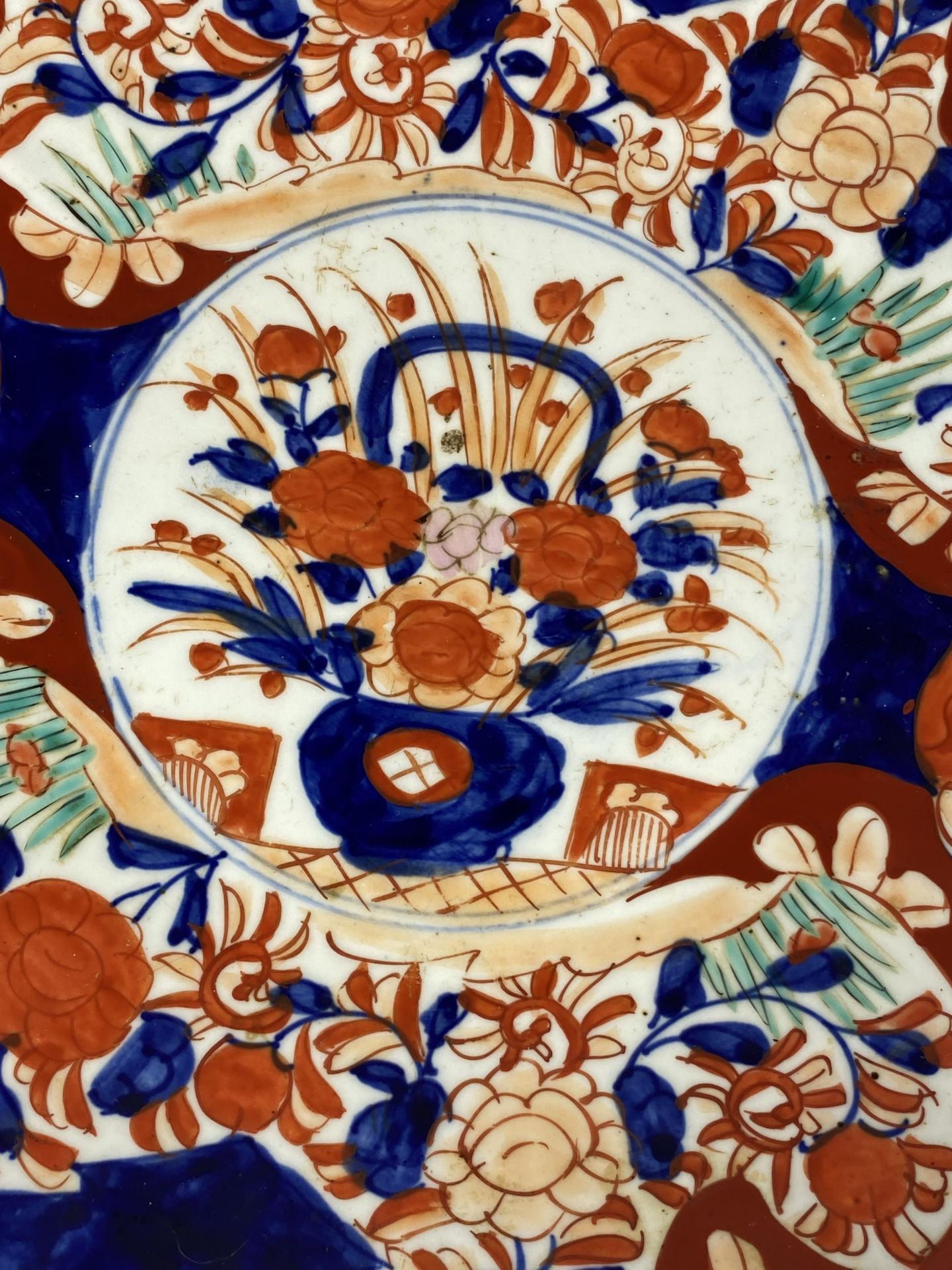 A LARGE JAPANESE MEIJI PERIOD (1868-1912) IMARI SCALLOPED RIM CHARGER WITH BASKET OF FLOWERS CENTRAL - Image 2 of 4