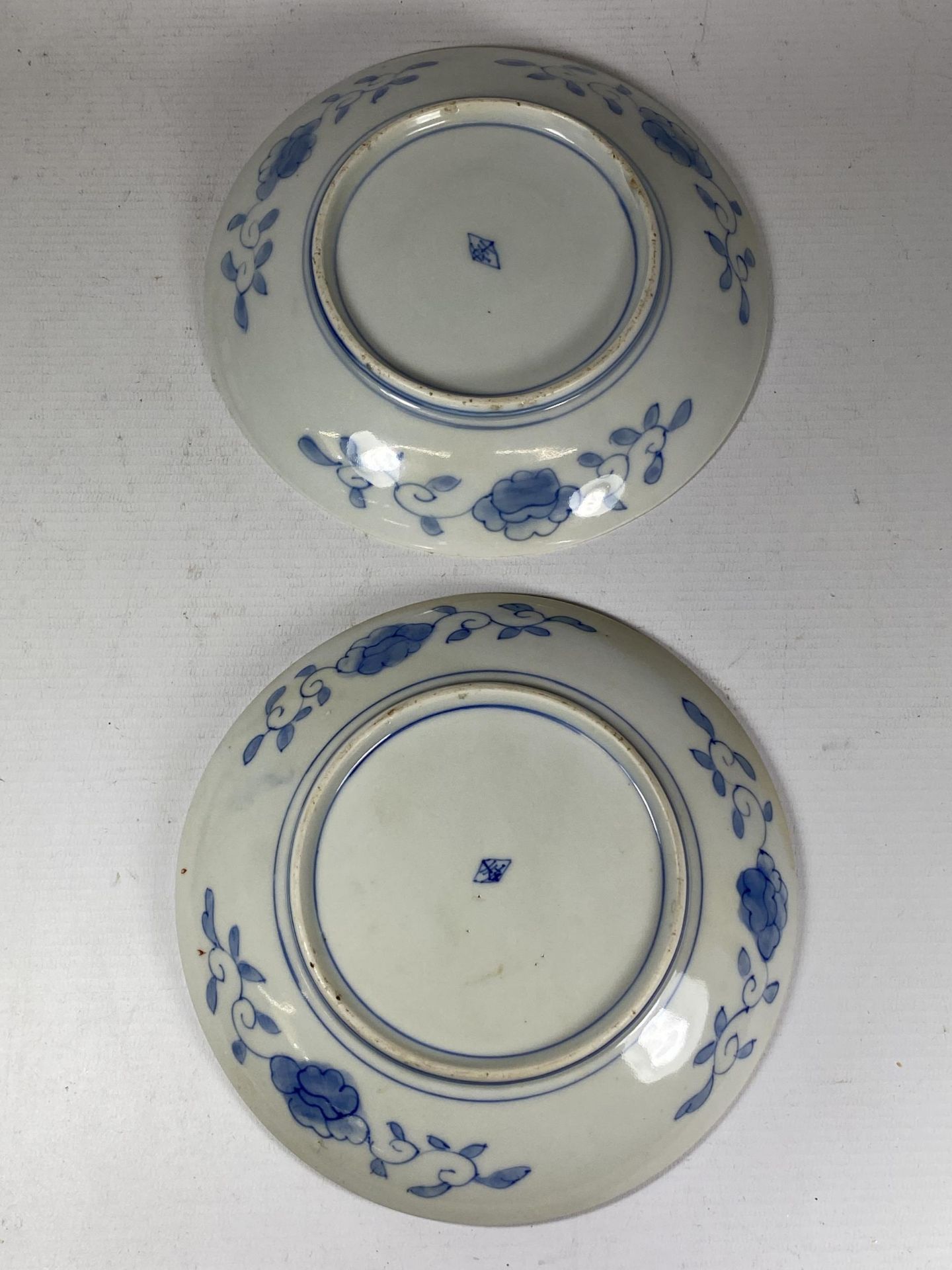 A PAIR OF JAPANESE MID 19TH CENTURY IMARI PLATES, DIAMETER 19CM - Bild 4 aus 5