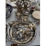 A LARGE QUANTITY OF SILVER PLATE TO INCLUDE A TEASET, TRAY, FLOUR SIFTER, LIGHTER, CUTLERY, CRUMB