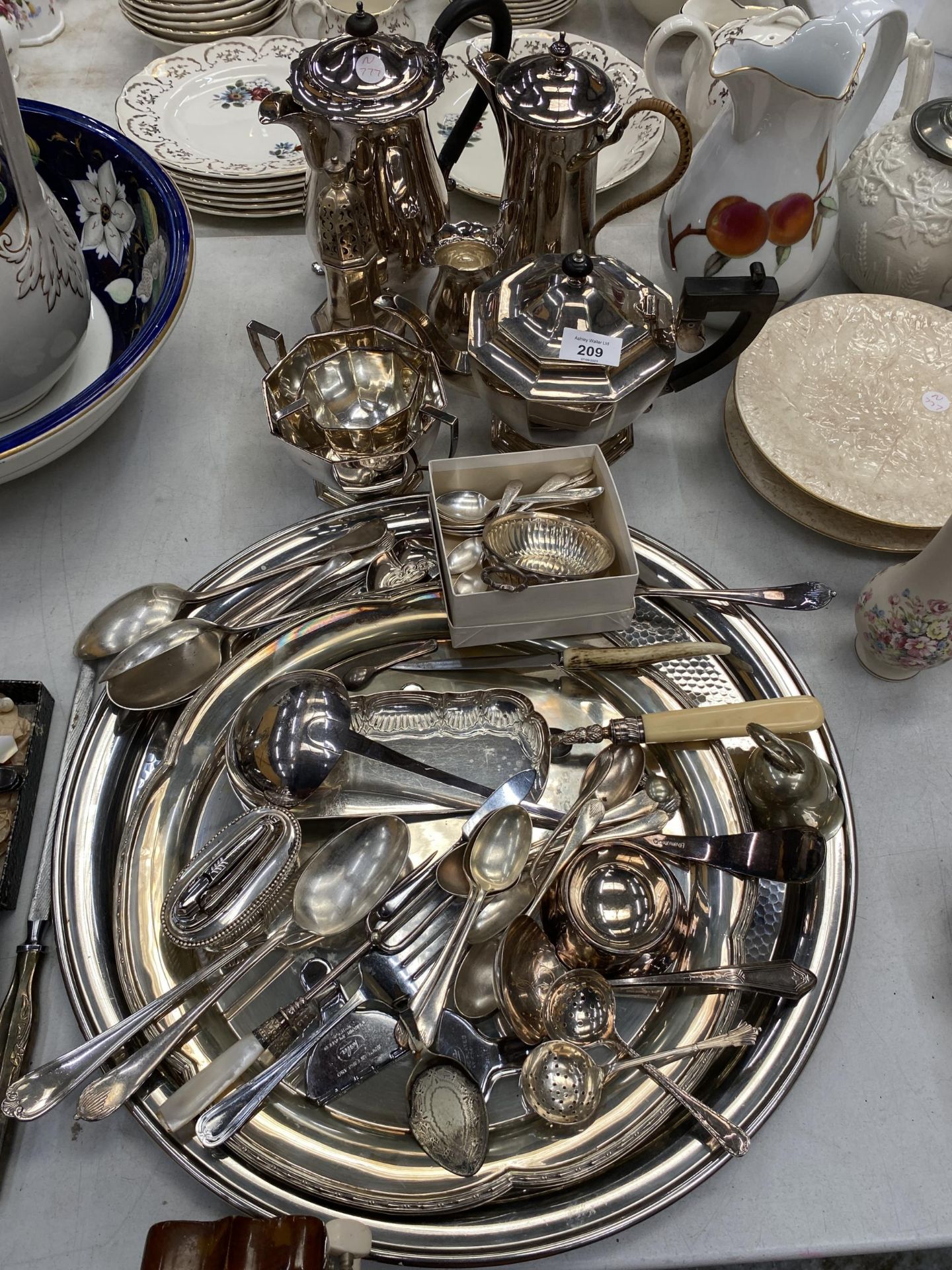 A LARGE QUANTITY OF SILVER PLATE TO INCLUDE A TEASET, TRAY, FLOUR SIFTER, LIGHTER, CUTLERY, CRUMB