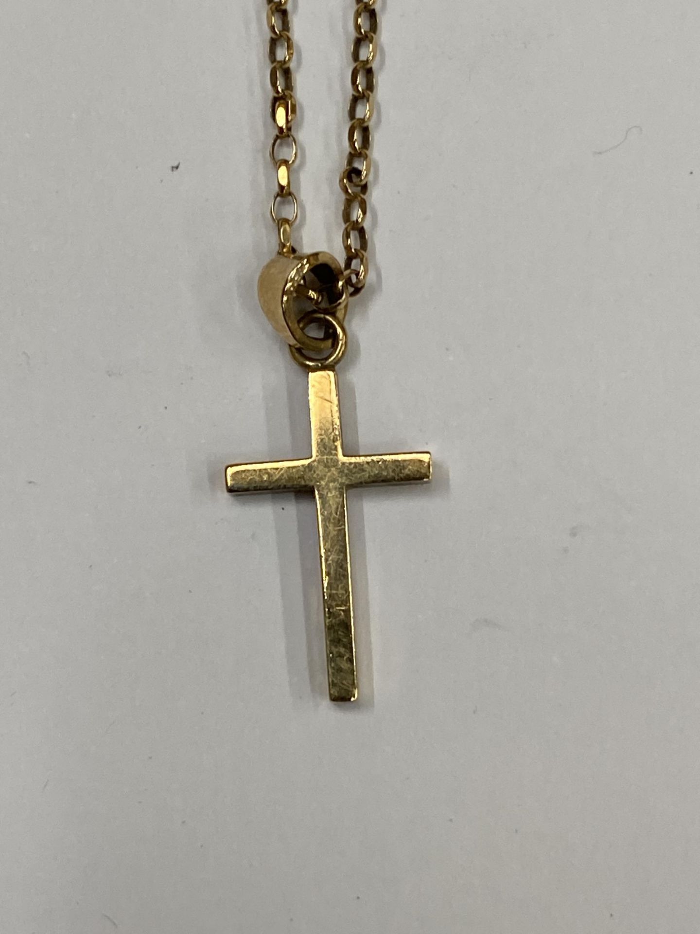 A 9CT YELLOW GOLD NECKLACE WITH CROSS PENDANT, TOTAL WEIGHT 2.96G - Image 2 of 3