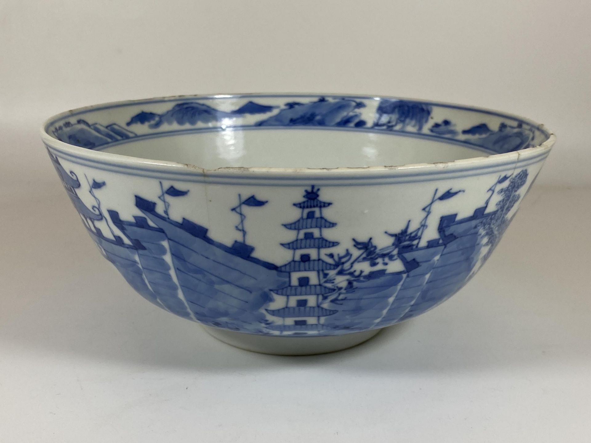 AN 18TH CENTURY CHINESE BLUE AND WHITE QING PORCELAIN BOWL WITH PAGODA DESIGN, FOUR CHARACTER DOUBLE - Bild 2 aus 12