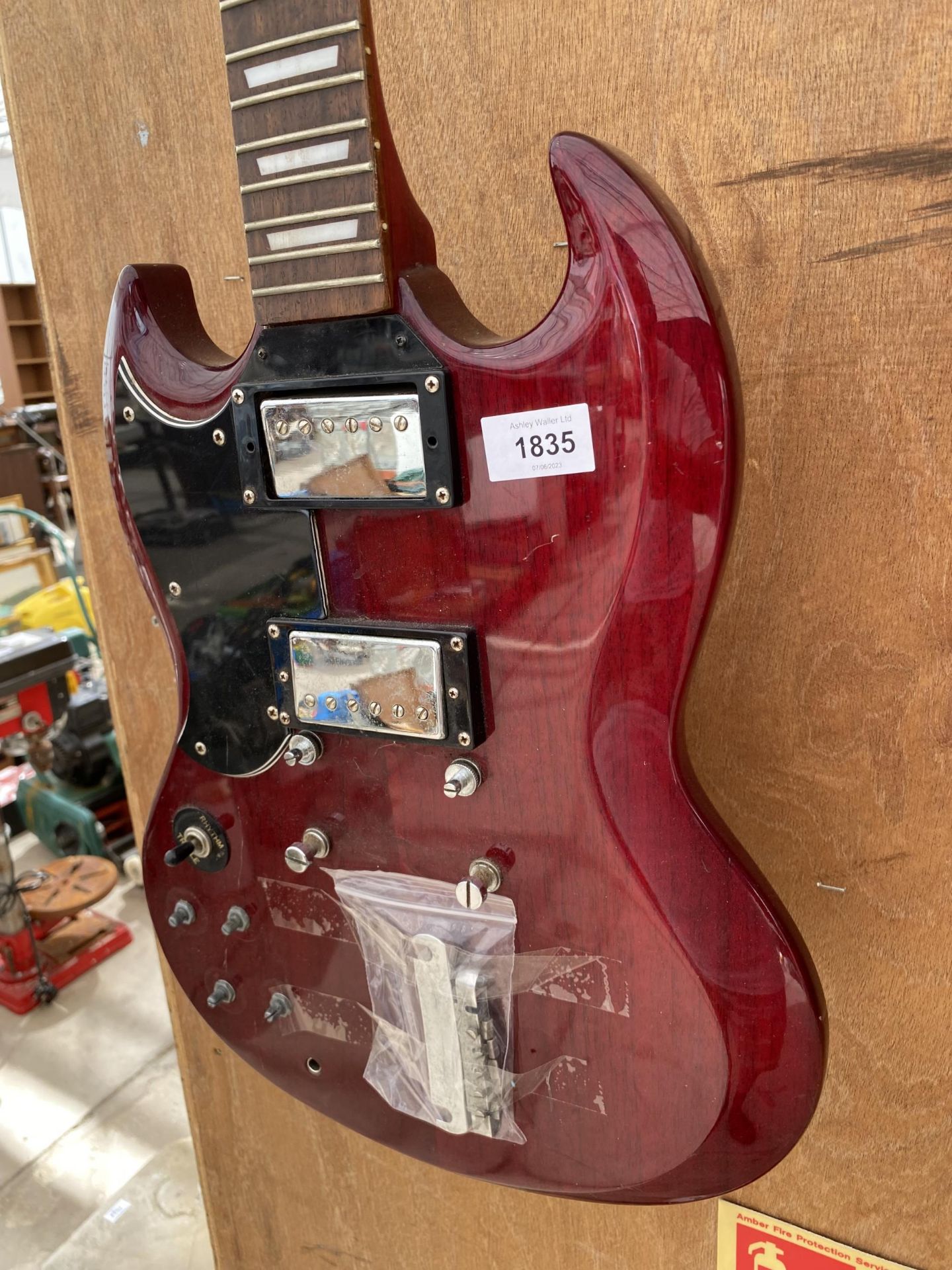 A 'VINTAGE' ELECTRIC GUITAR, NEEDS RESTRINGING - Image 2 of 4