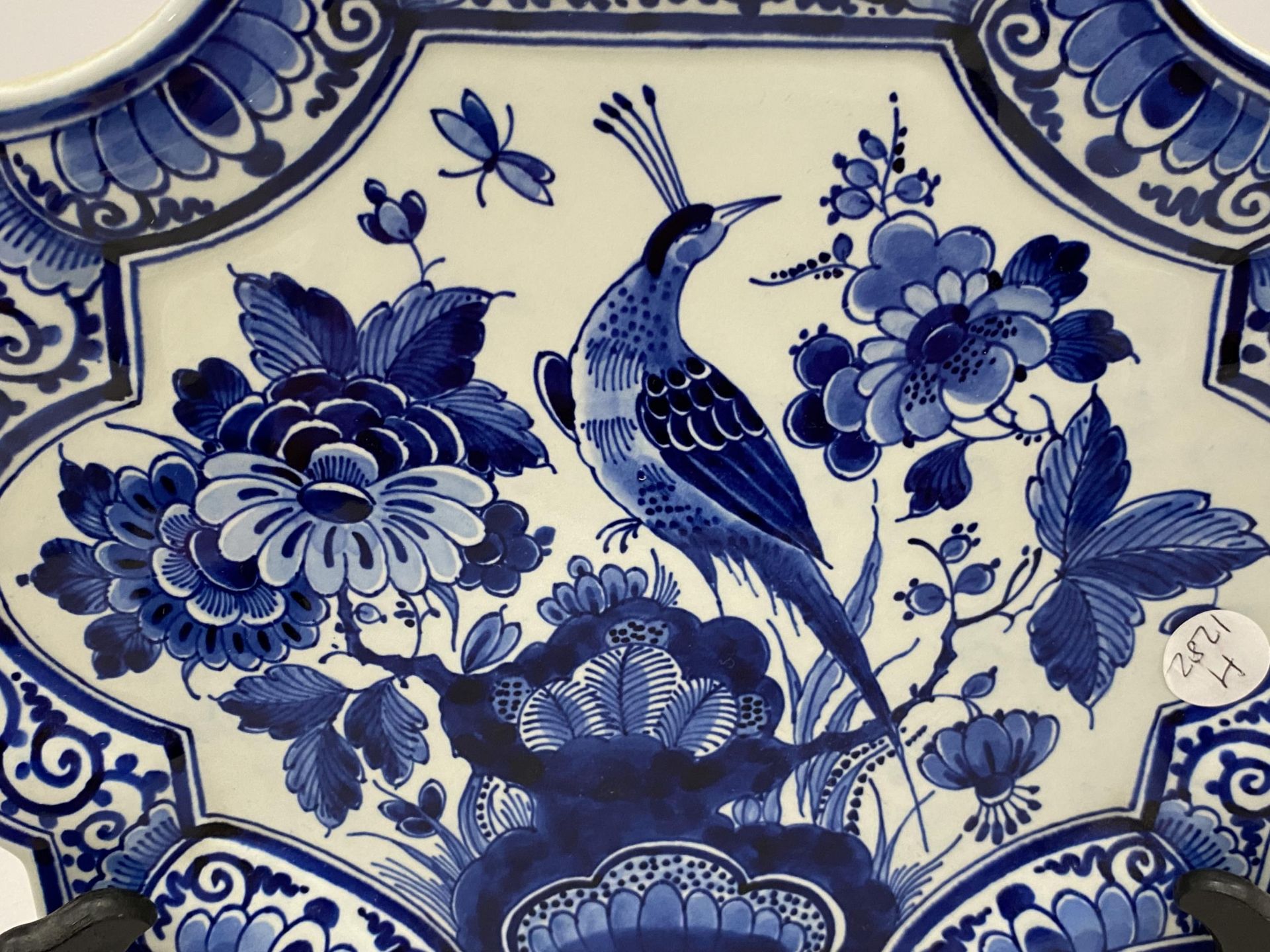 A DUTCH DELFT BLUE AND WHITE PLATE WITH BIRD AND FLORAL DESIGN, DIAMETER 29.5CM - Image 2 of 4