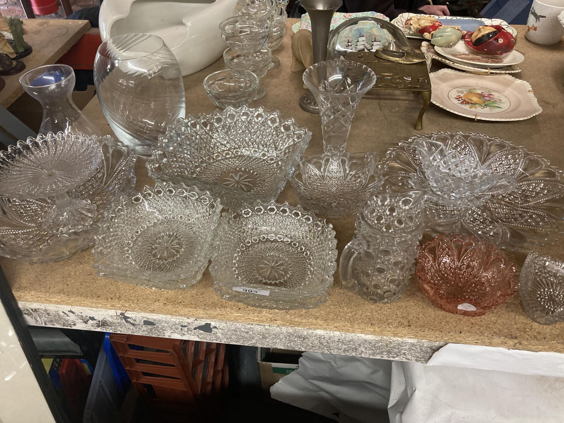 A QUANTITY OF VINTAGE GLASSWARE TO INCLUDE BOWLS, JUGS, VASES, ETC