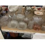 A QUANTITY OF VINTAGE GLASSWARE TO INCLUDE BOWLS, JUGS, VASES, ETC