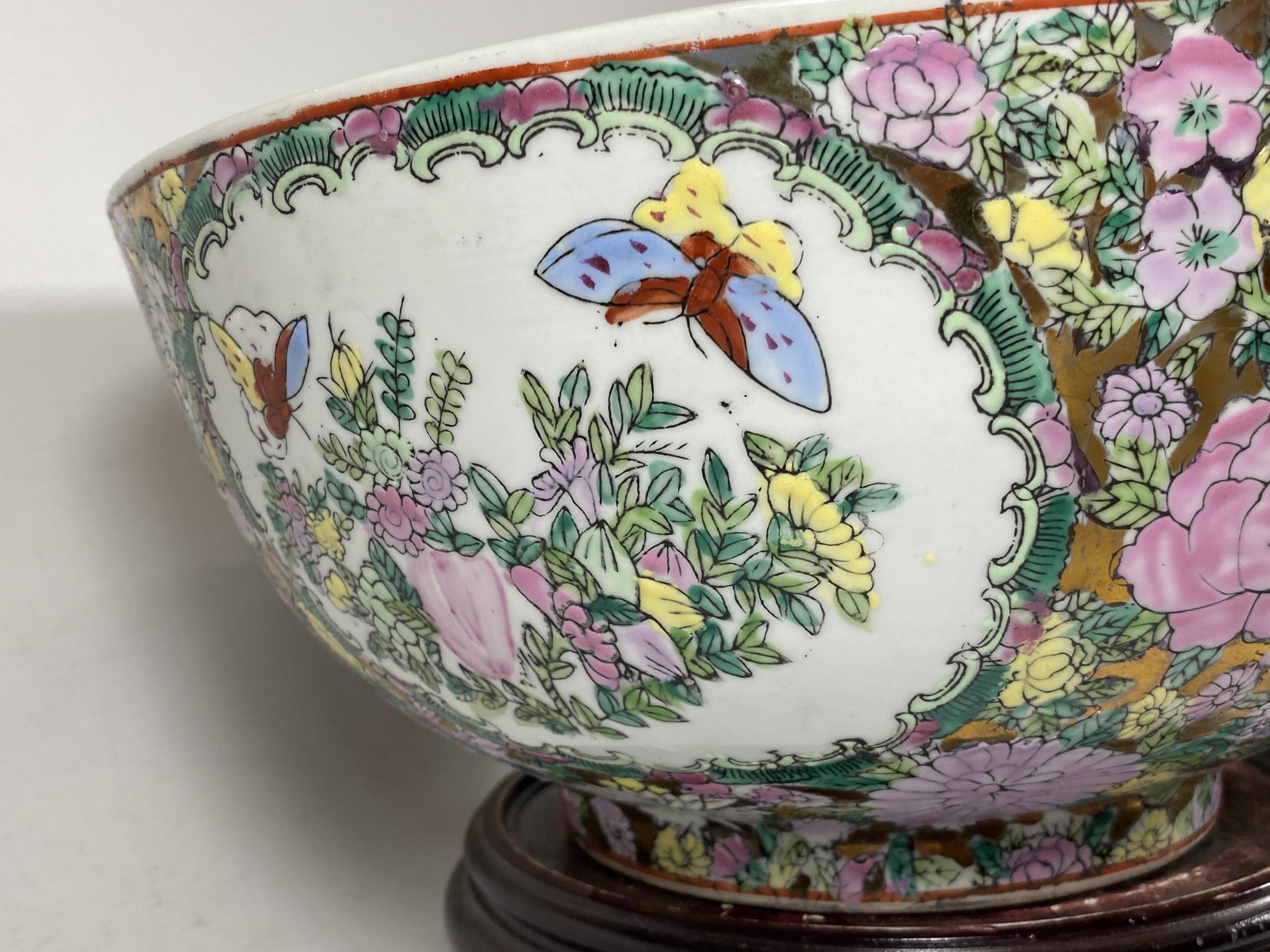 A LARGE CHINESE CANTON FAMILLE ROSE PUNCH BOWL DECORATED WITH ENAMELLED FIGURAL DESIGN ON A TURNED - Bild 3 aus 7
