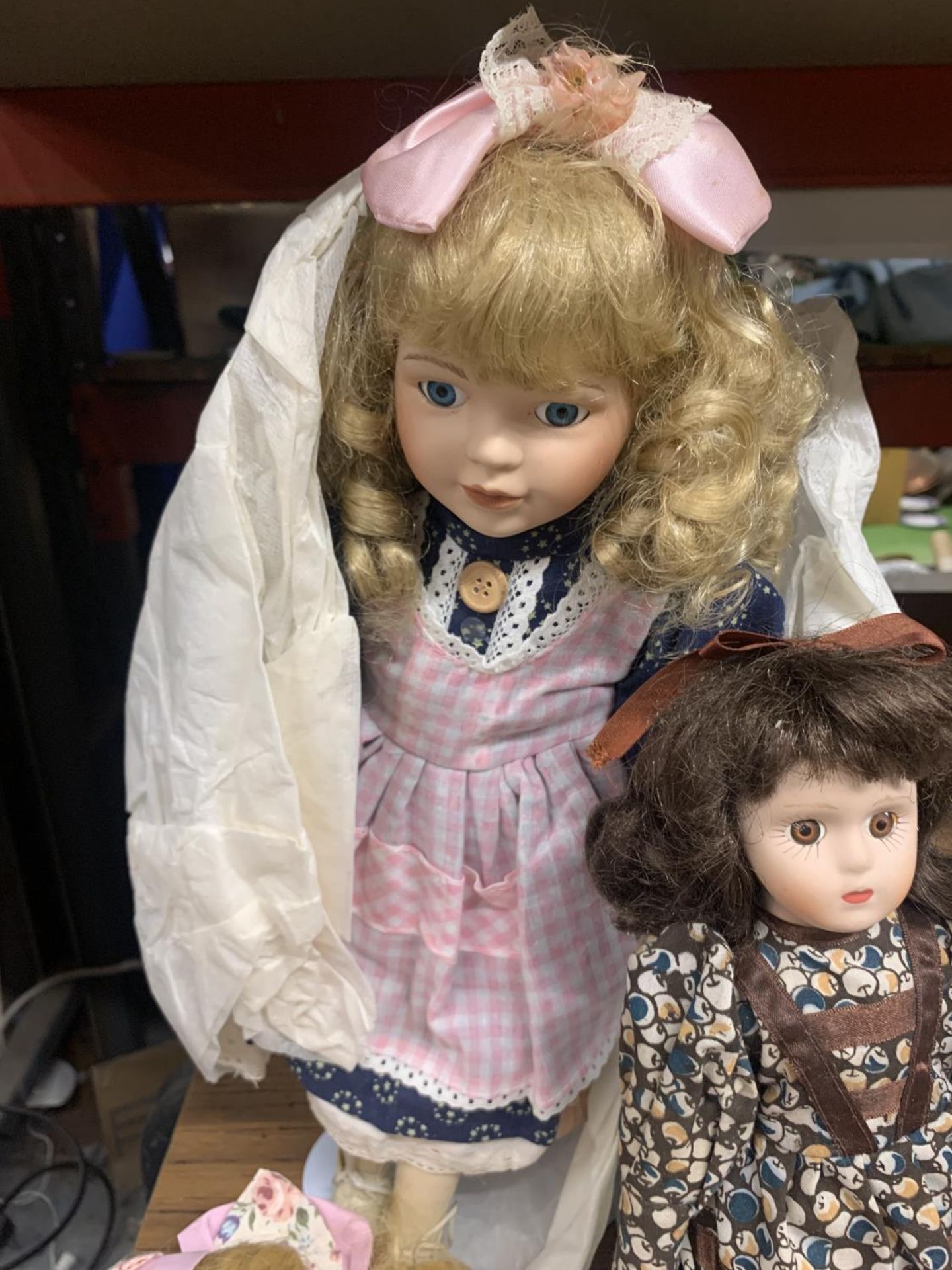FOUR VINTAGE DOLLS TO INCLUDE A BOXED 'PRINCESS COLLECTION' - Image 4 of 6