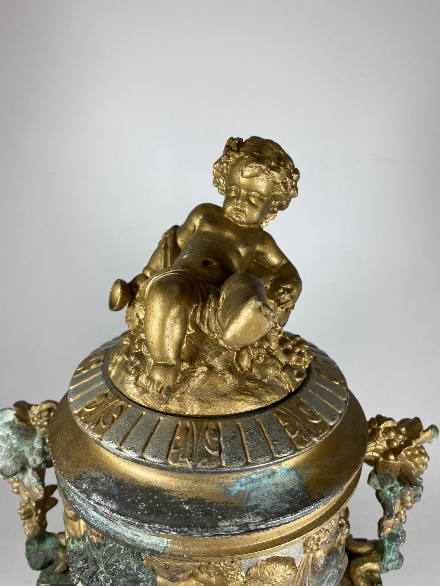 AN UNUSUAL 19TH CENTURY PEDESTAL BRONZE URN WITH NEO-CLASSICAL RELIEF DESIGN ON FLUTED BASE WITH - Image 2 of 9