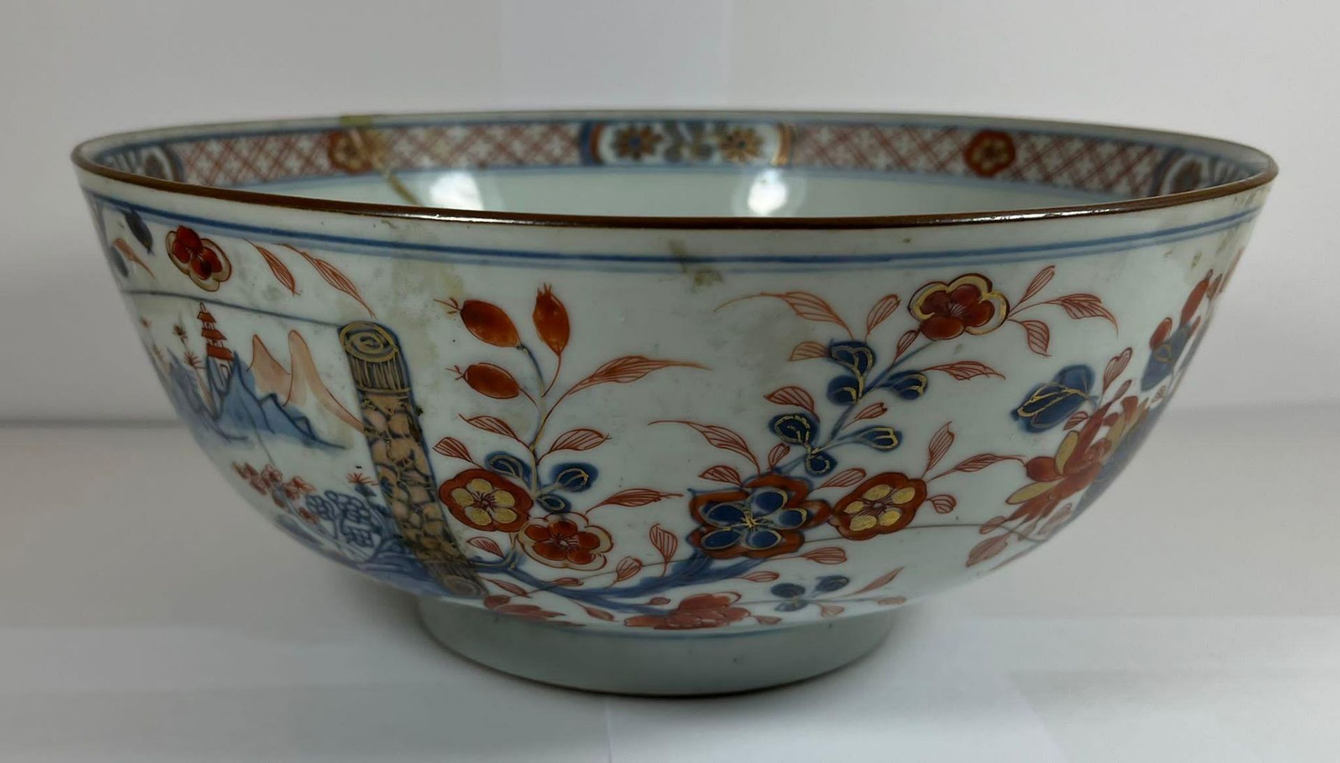 AN 18TH CENTURY CHINESE EXPORT PORCELAIN FRUIT BOWL WITH FLORAL DESIGN, DIAMETER 23CM, HEIGHT 11CM