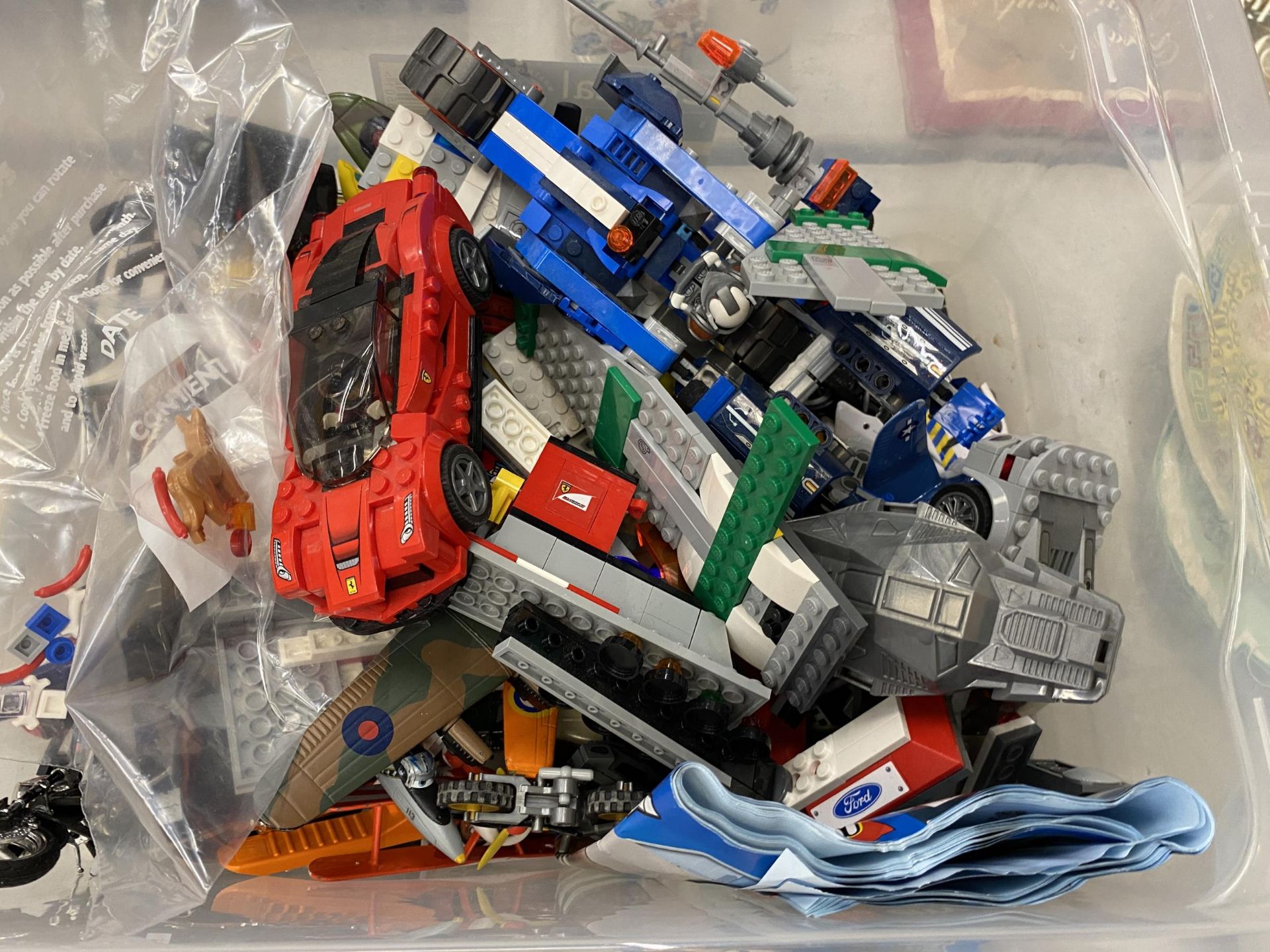 A LARGE AMOUNT OF LEGO TO INCLUDE VEHICLES, PLUS A QUANTITY OF TOY CARS, PLANES, ETC - Bild 2 aus 3