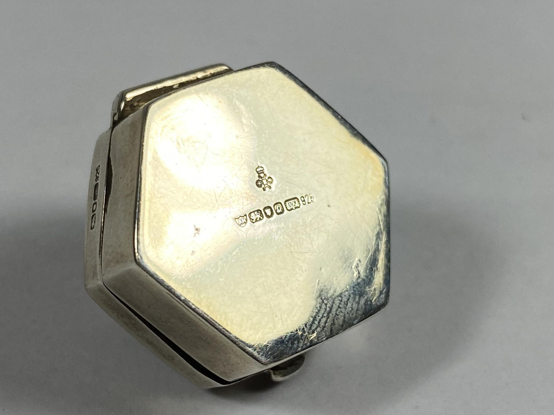 A MINIATURE HALLMARKED SILVER PILL BOX WITH FLORAL DESIGN TOP - Image 3 of 3