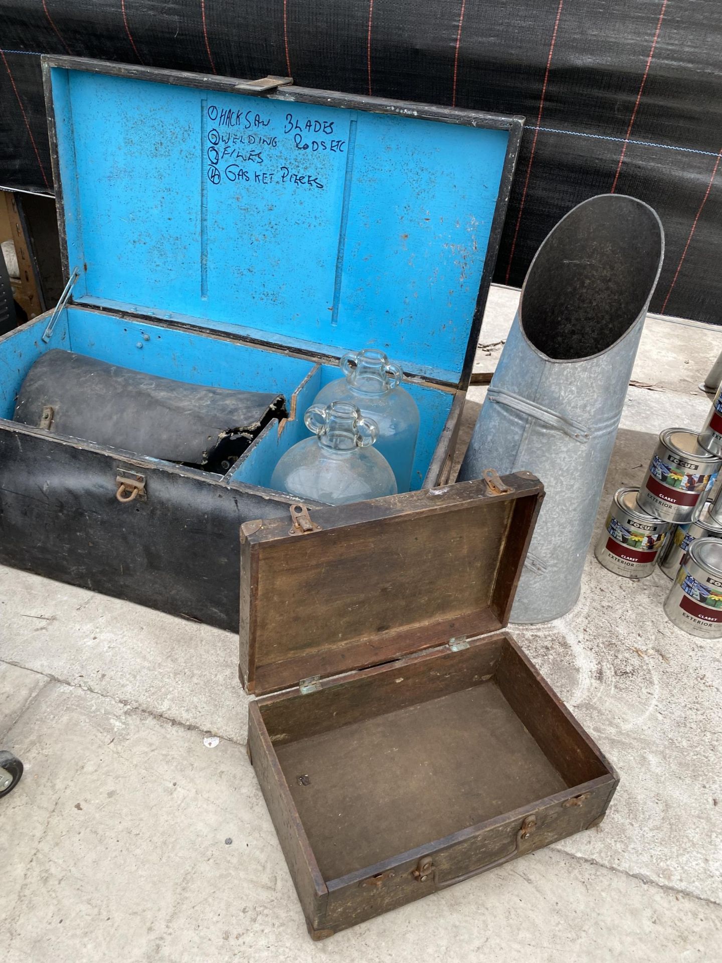 AN ASSORTMENT OF ITEMS TO INCLUDE DEMI JOHNS, AN AMMO BOX AND A COAL SKUTTLE ETC - Image 2 of 4