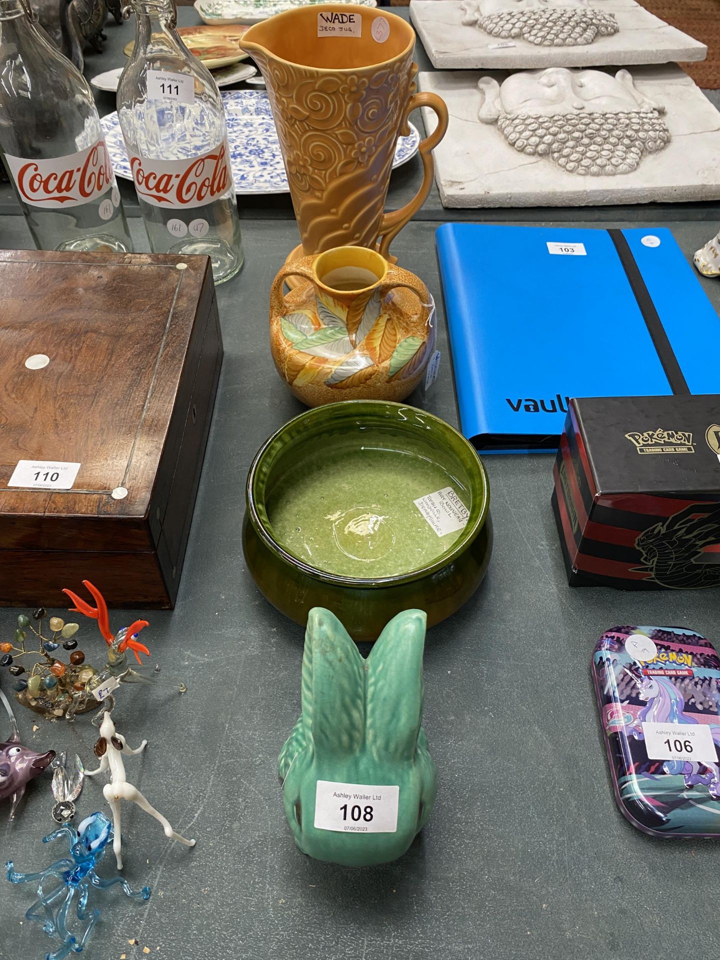 FOUR ART DECO CERAMICS TO INCLUDE A BRETBY BOWL, AN ORANGE WADE JUG, A WADE HEATH DECO VASE AND A