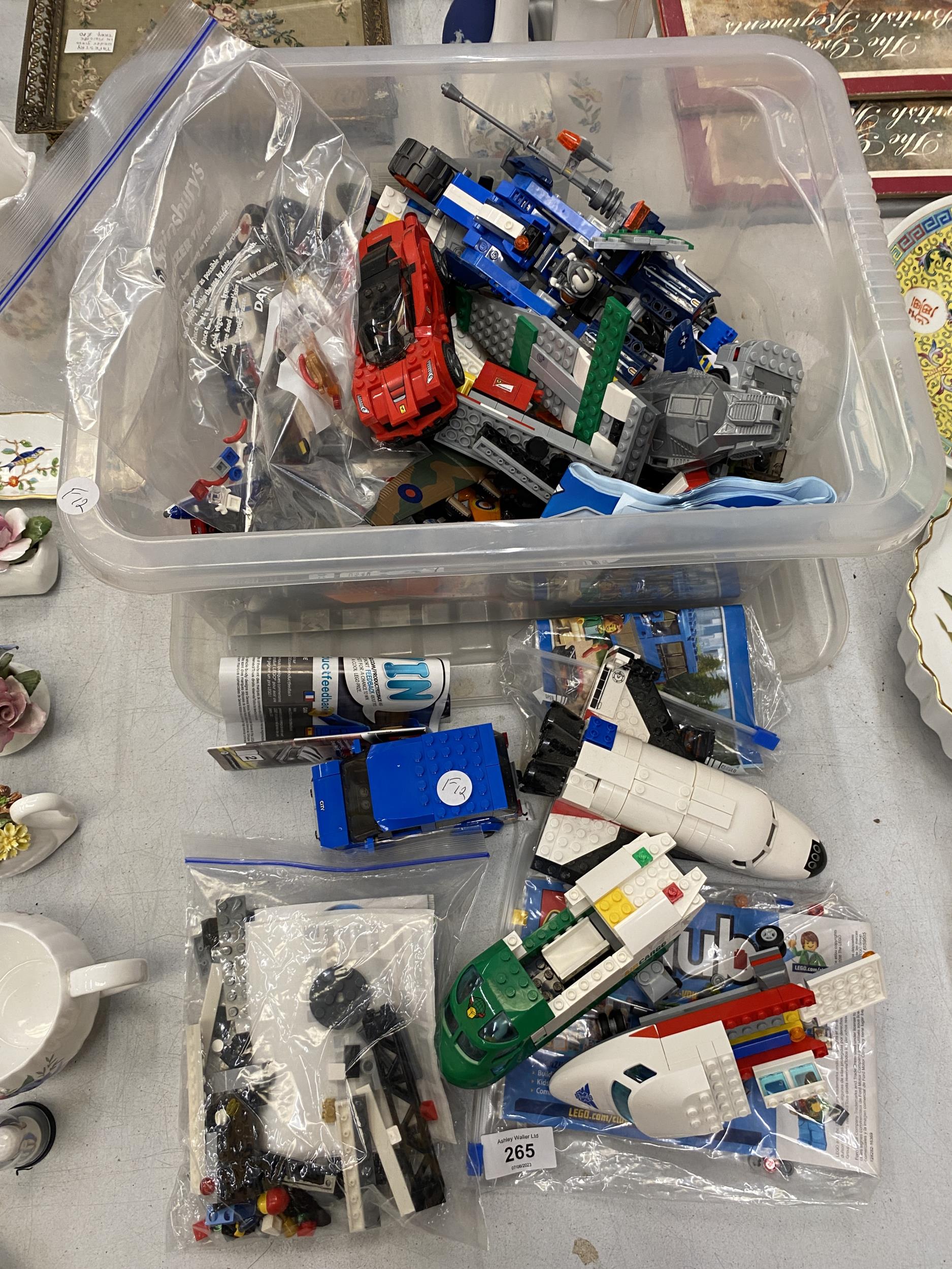 A LARGE AMOUNT OF LEGO TO INCLUDE VEHICLES, PLUS A QUANTITY OF TOY CARS, PLANES, ETC