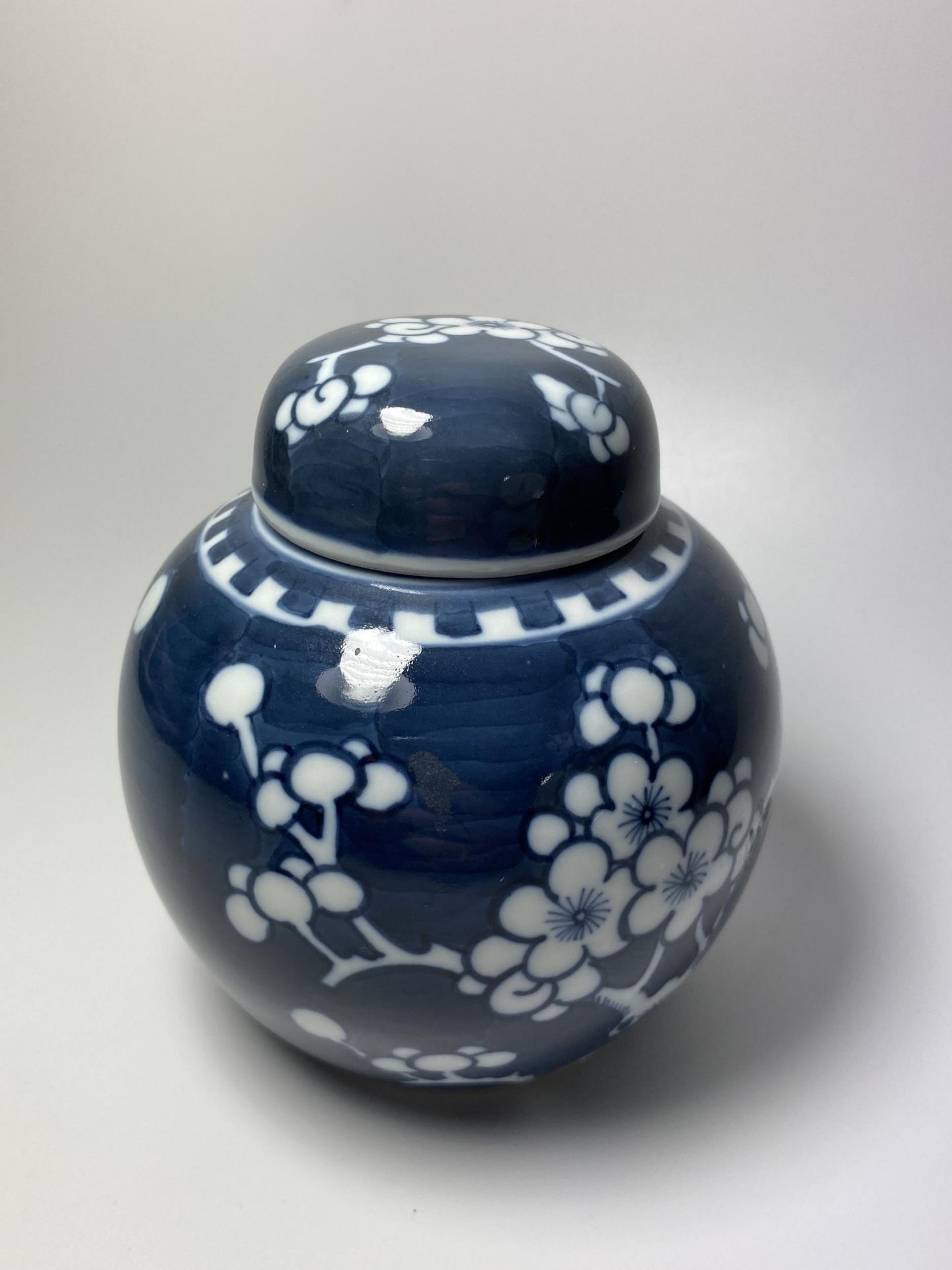 A CHINESE PRUNUS BLOSSOM PATTERN GINGER JAR, DOUBLE RING MARK TO BASE, HEIGHT 13CM - Image 3 of 6