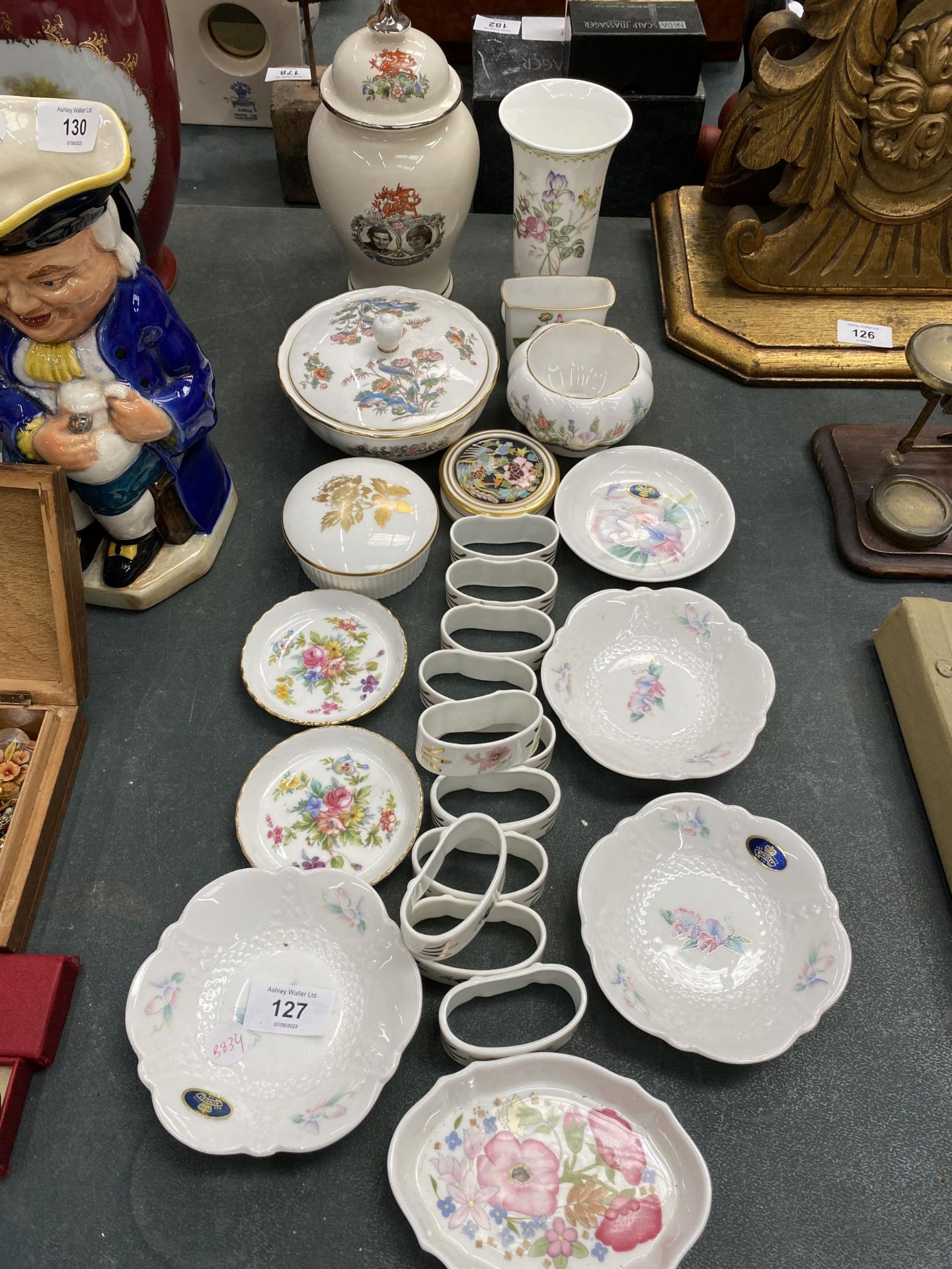 A COLLECTION OF CHINA ITEMS TO INCLUDE NAPKIN RINGS, MINTON, WEDGWOOD, AYNSLEY PIN TRAYS AND TRINKET