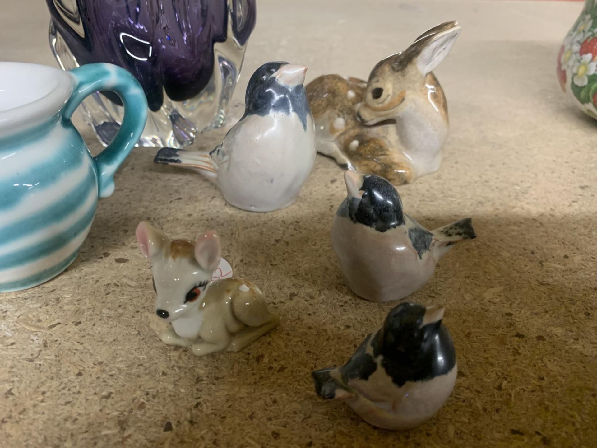 A MIXED LOT TO INCLUDE ANIMAL FIGURES, TRINKET BOXES, GLASS VASE, ETC - Image 3 of 6