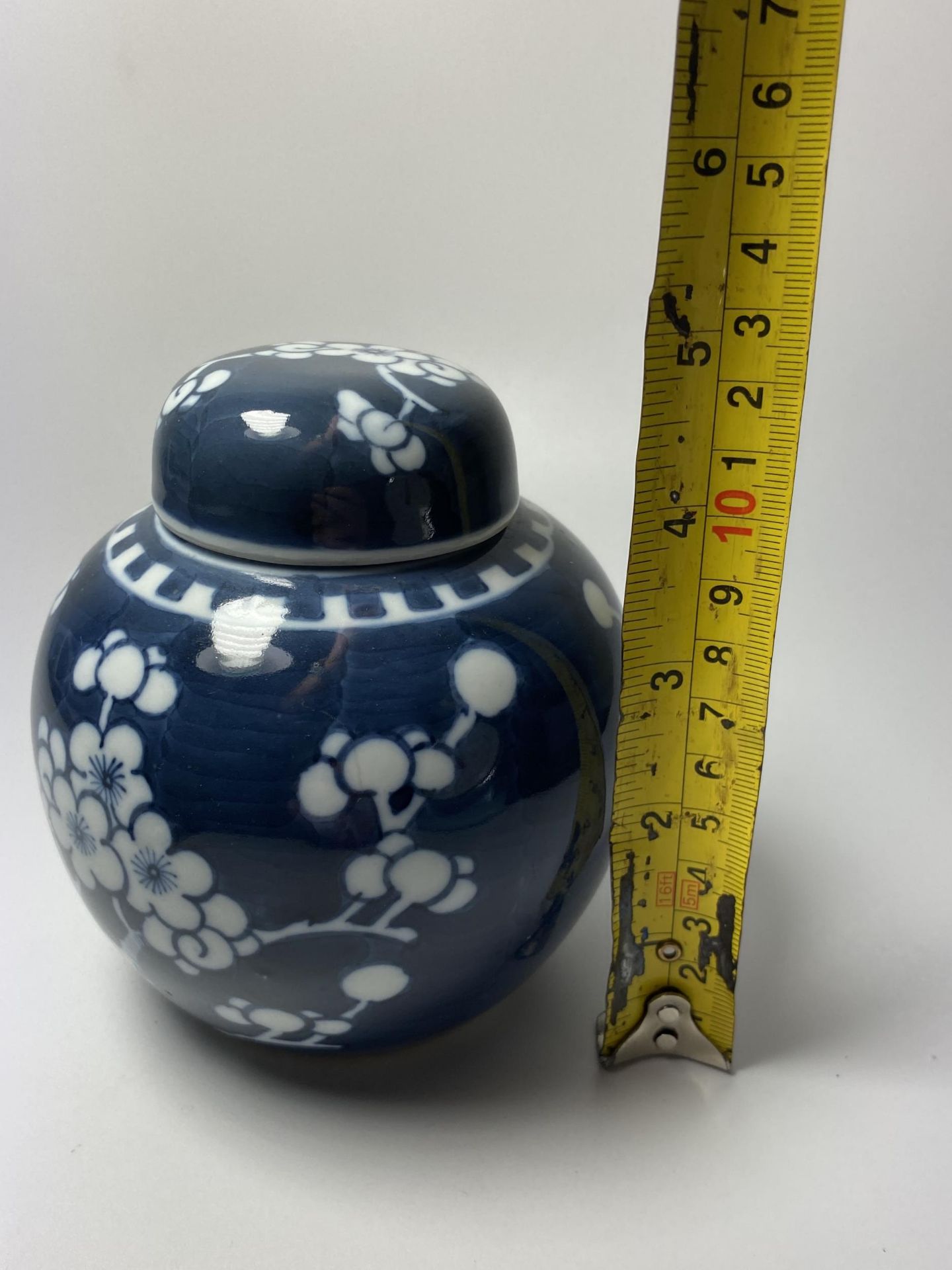 A CHINESE PRUNUS BLOSSOM PATTERN GINGER JAR, DOUBLE RING MARK TO BASE, HEIGHT 13CM - Image 6 of 6