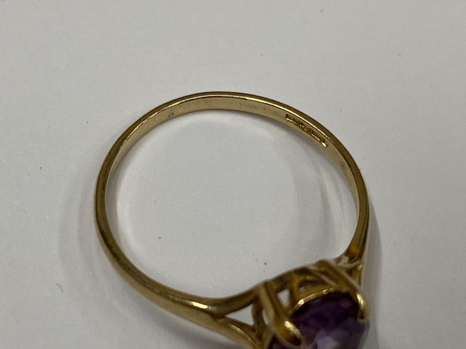 A 9CT YELLOW GOLD RING WITH SINGLE PURPLE STONE, WEIGHT 1.8G - Bild 2 aus 2