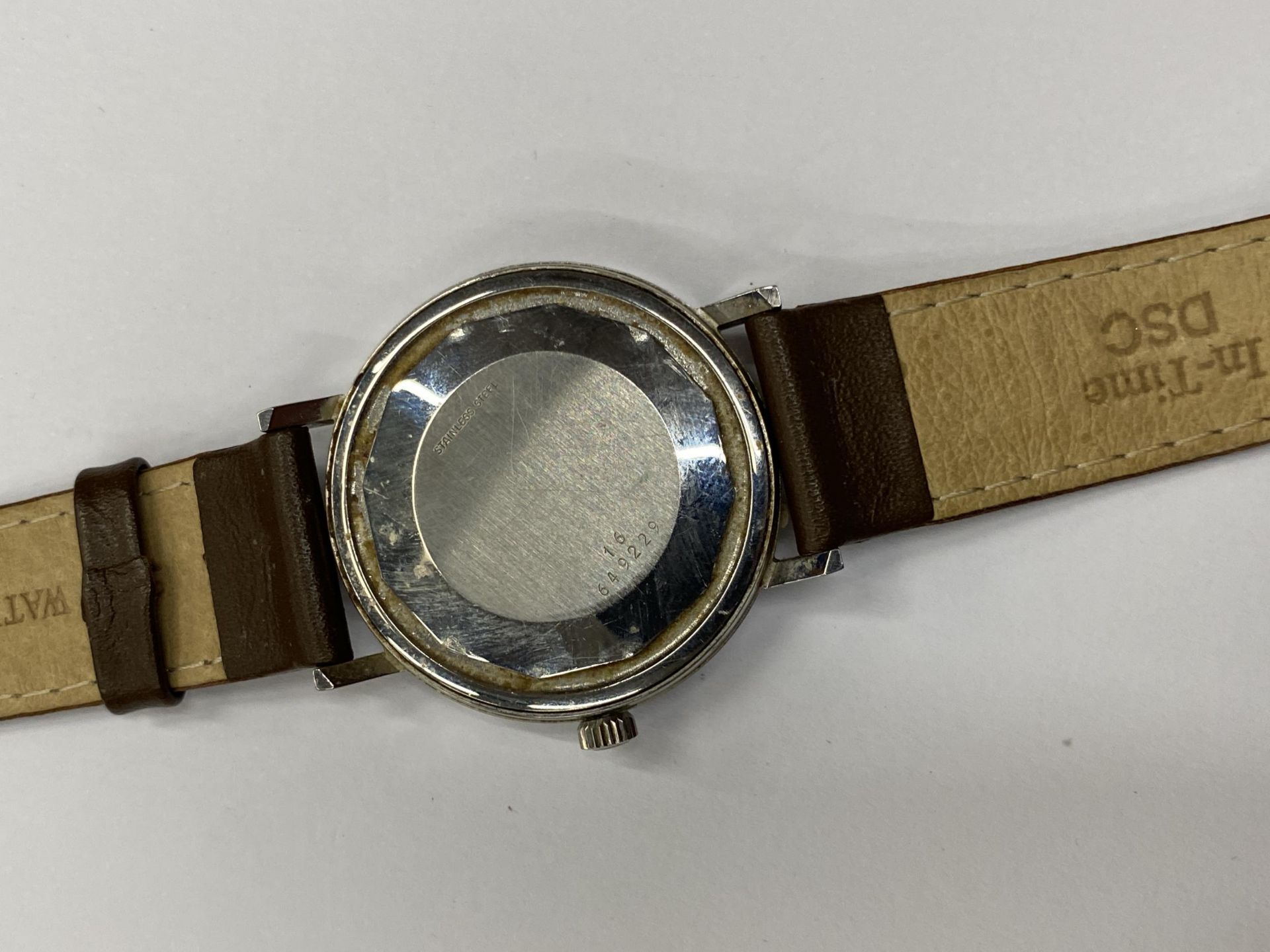 A VINTAGE LONGINES CONQUEST AUTOMATIC WRIST WATCH WITH LEATHER STRAP SEEN WORKING BUT NO WARRANTY - Image 4 of 6