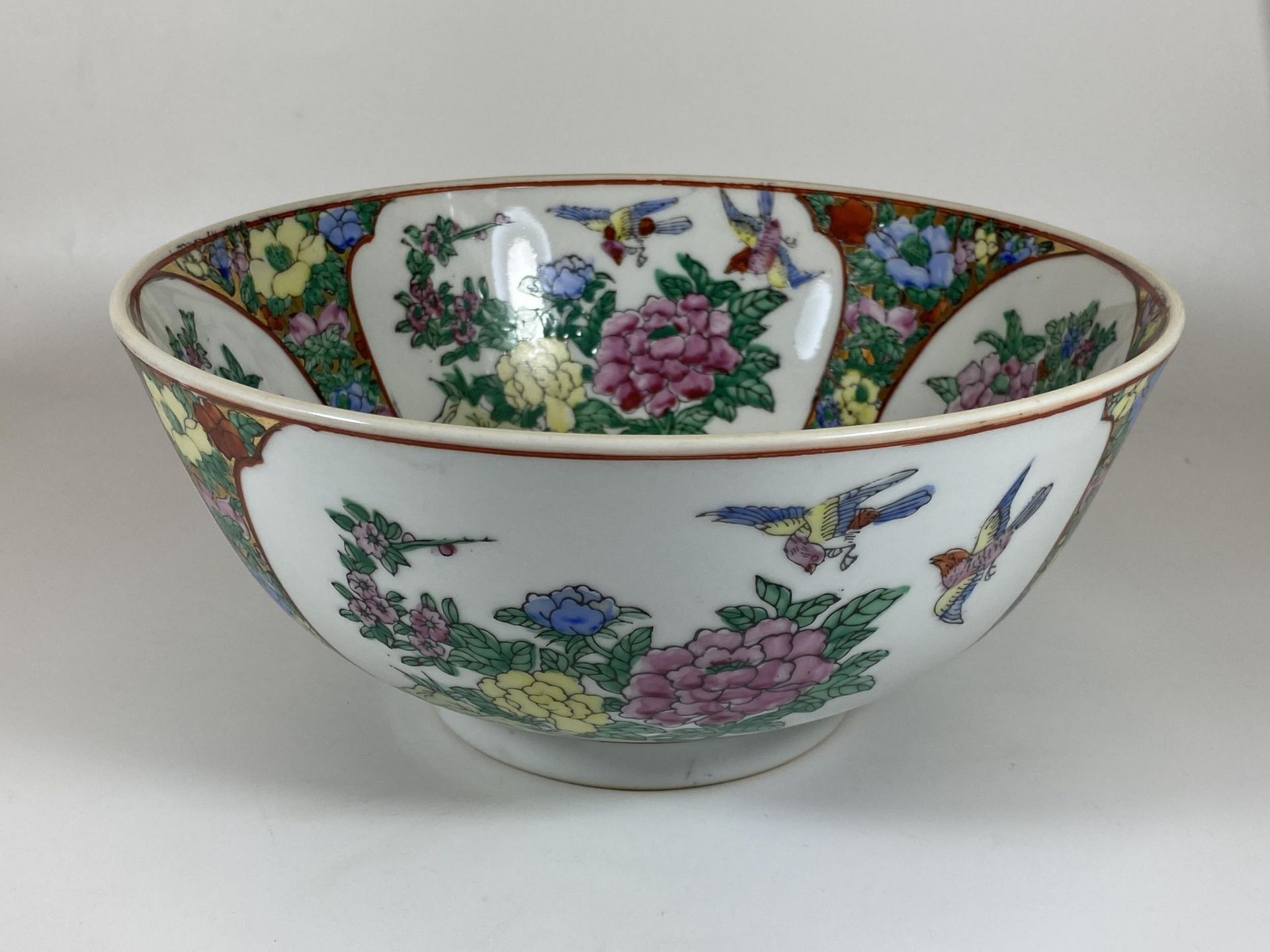 A CHINESE CANTON FAMILLE ROSE BOWL WITH BIRD AND FLORAL DESIGN, GOLD CHARACTER MARK TO BASE,