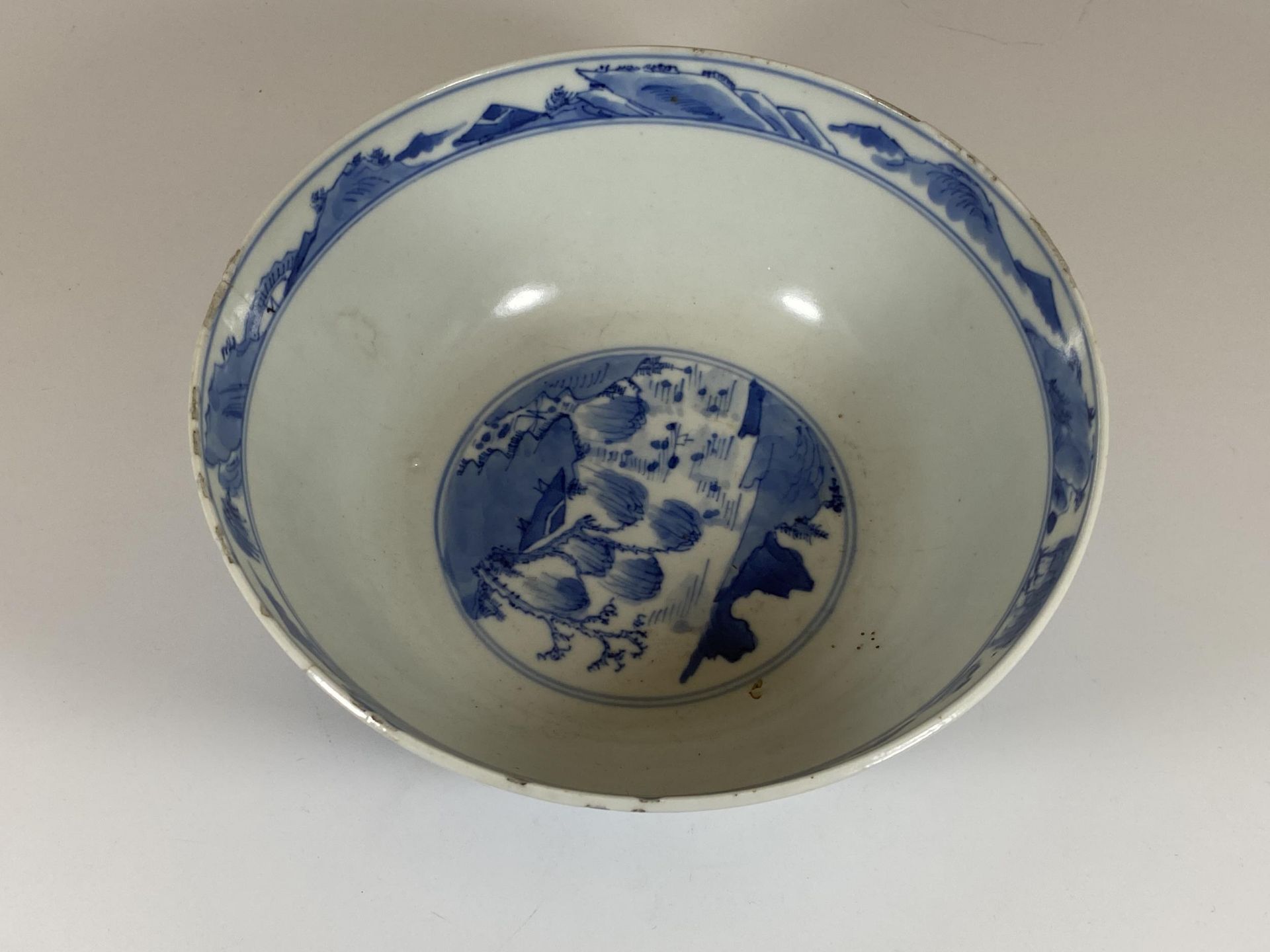 AN 18TH CENTURY CHINESE BLUE AND WHITE QING PORCELAIN BOWL WITH PAGODA DESIGN, FOUR CHARACTER DOUBLE - Bild 4 aus 12