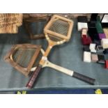 TWO VINTAGE WOODEN TENNIS RACKETS TO INCLUDE SLAZENGER PLUS FOUR WOODEN RACKET FRAMES