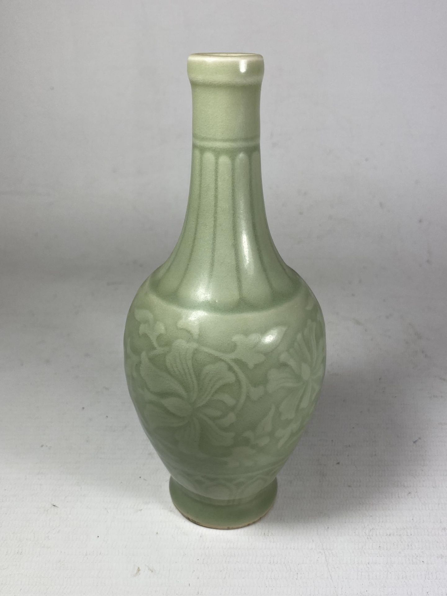 A CHINESE CELADON PORCELAIN FLORAL VASE, UNMARKED TO BASE, HEIGHT 18CM