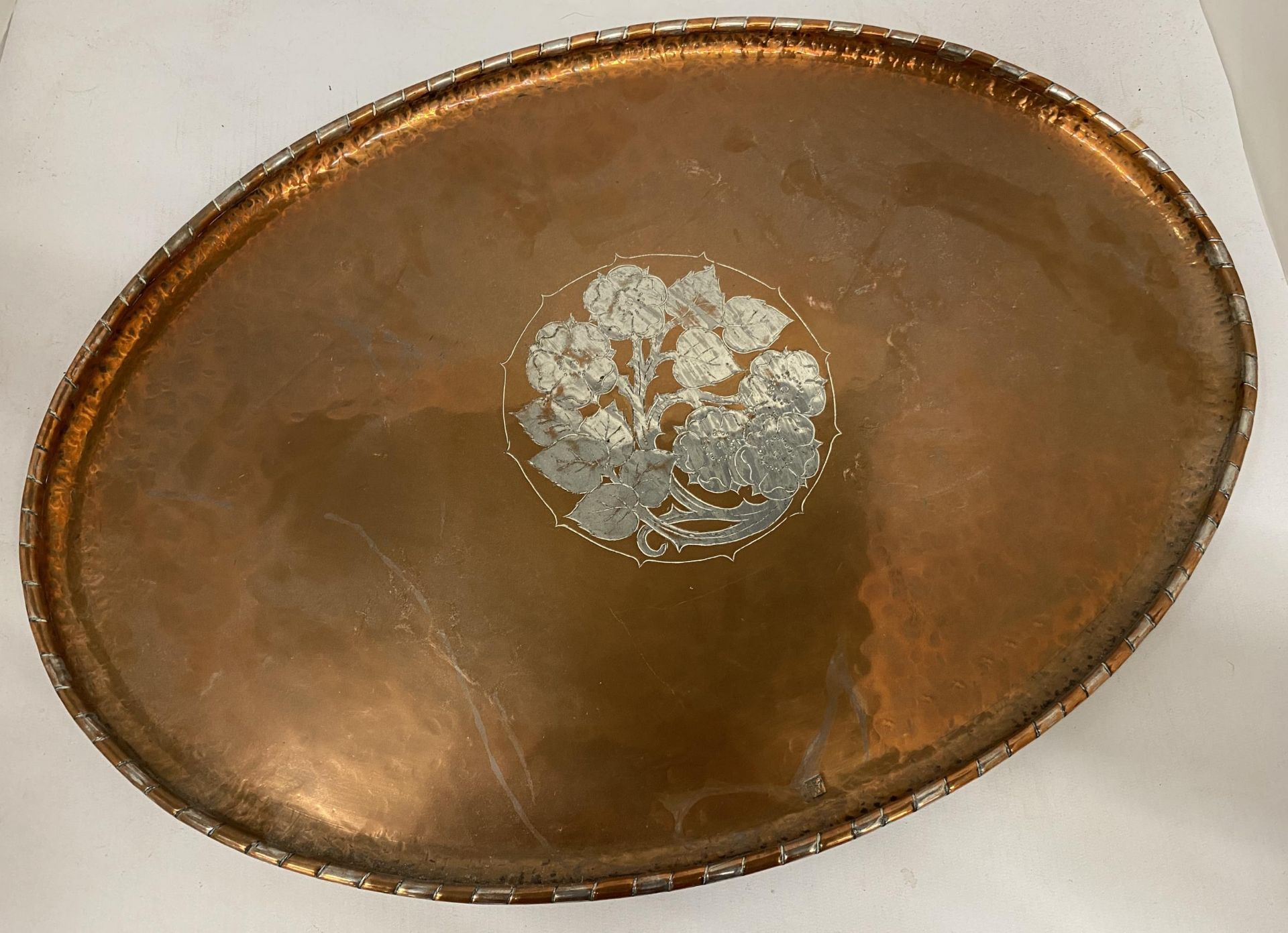 AN ARTS AND CRAFTS HUGH WALLIS COPPER INLAID CHARGER, SIGNED 'H.W', DIAMETER 55CM